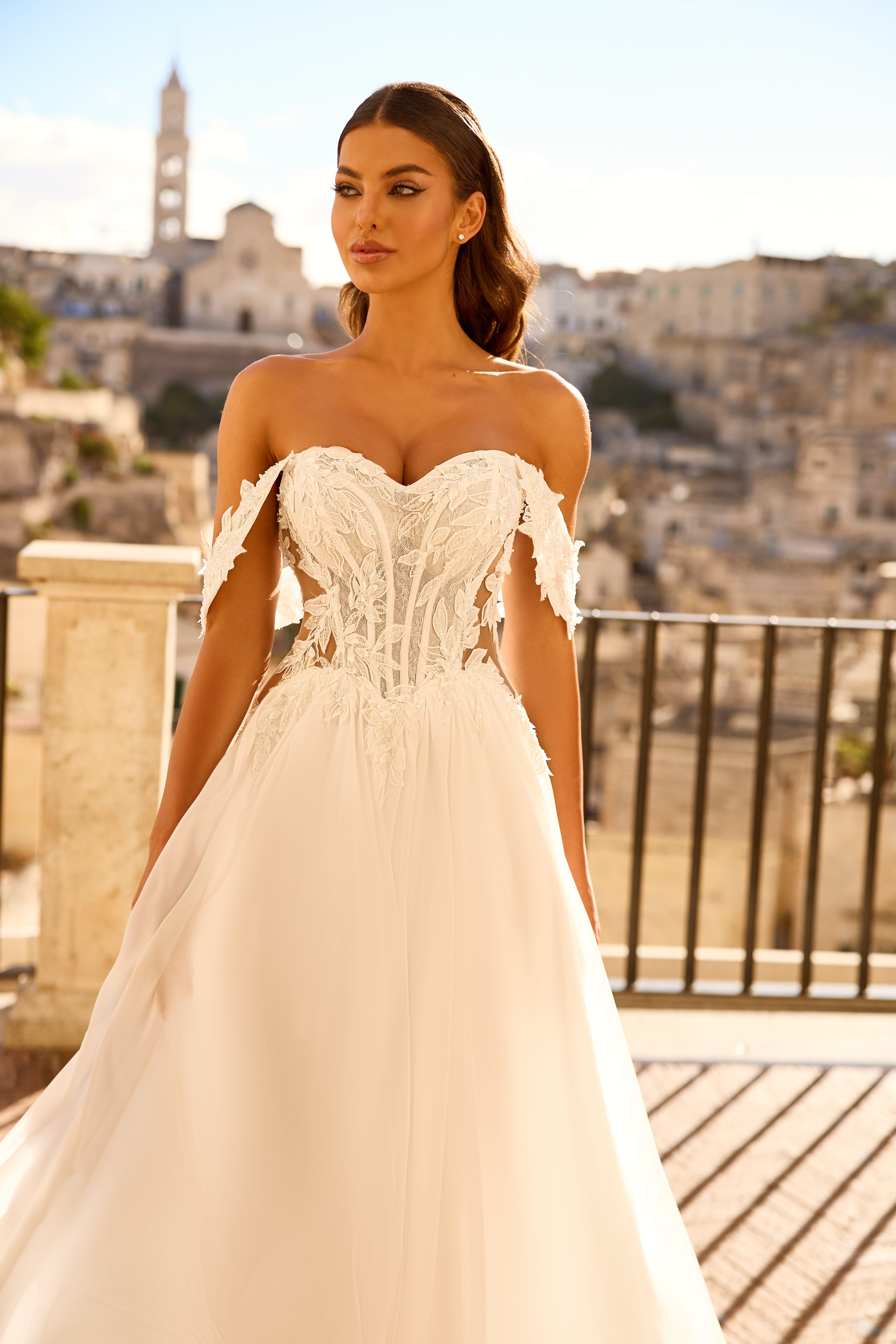 Robe de mariée 1754 – Robe fluide à épaules dénudées avec corset en dentelle