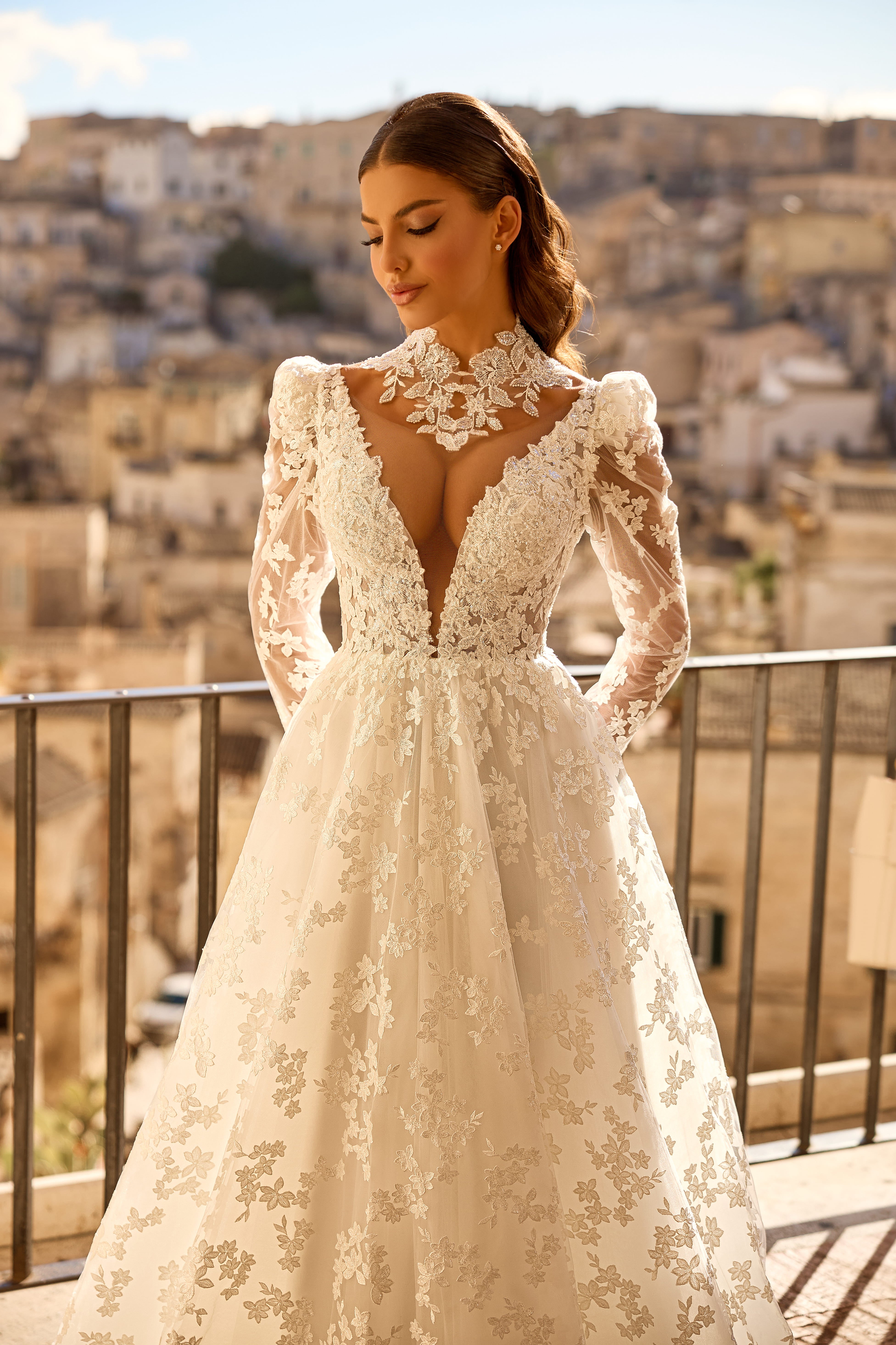 Robe de mariée 1756 – Robe en dentelle à manches longues et décolleté plongeant