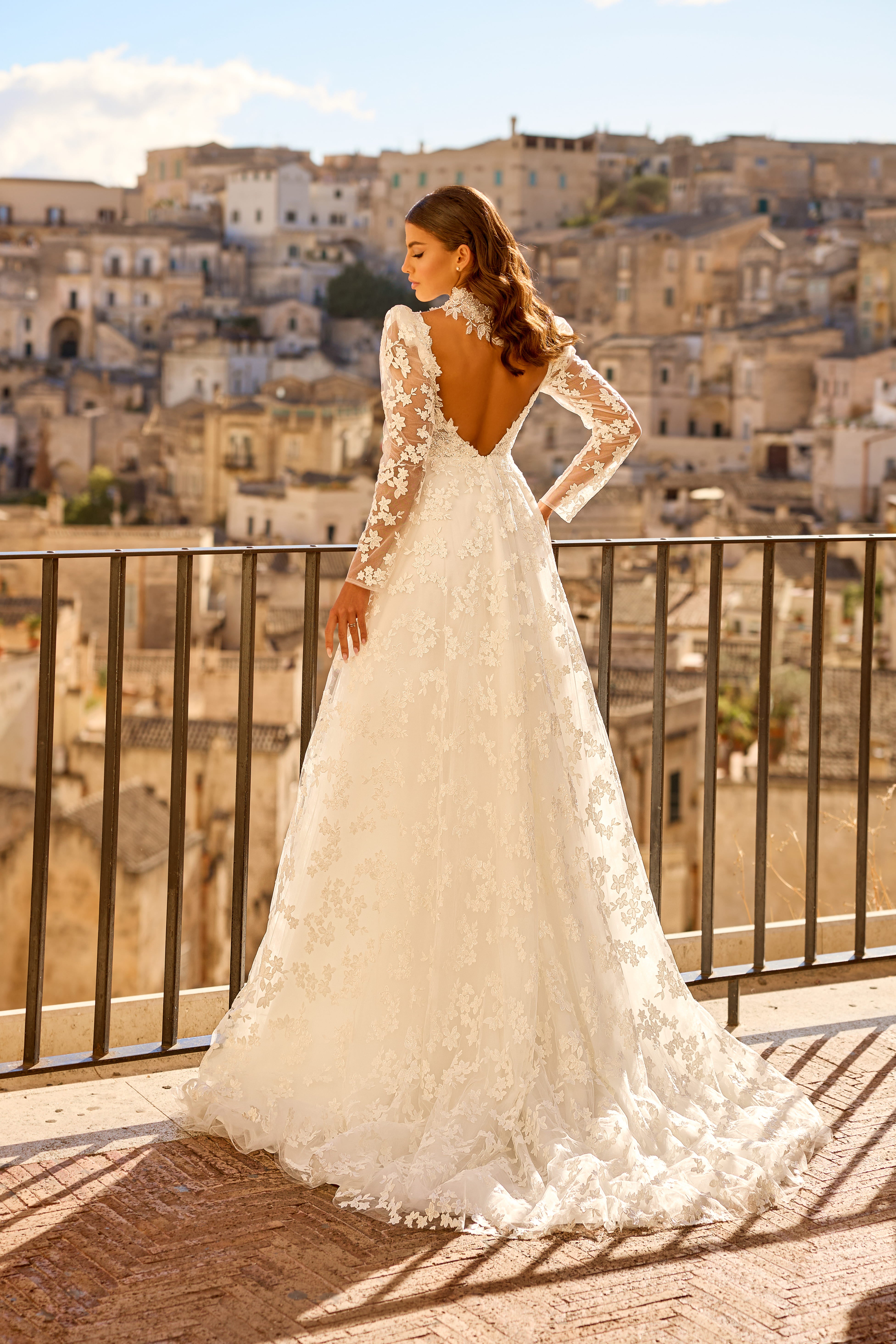 Hochzeitskleid 1756 – Langärmeliges Spitzenkleid mit tiefem Ausschnitt