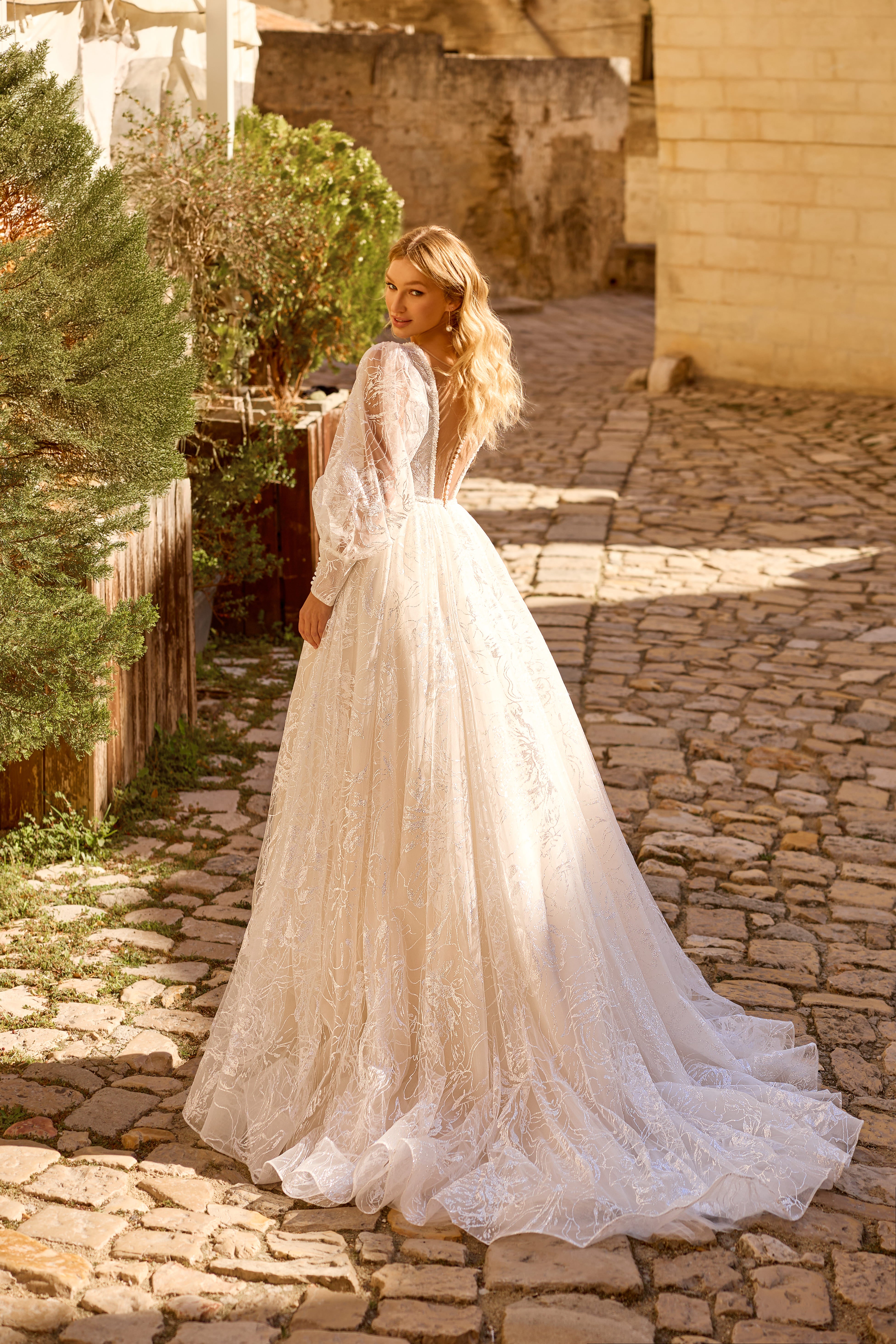 Robe de mariée 1759 – Robe fluide en dentelle à manches longues amovibles transparentes