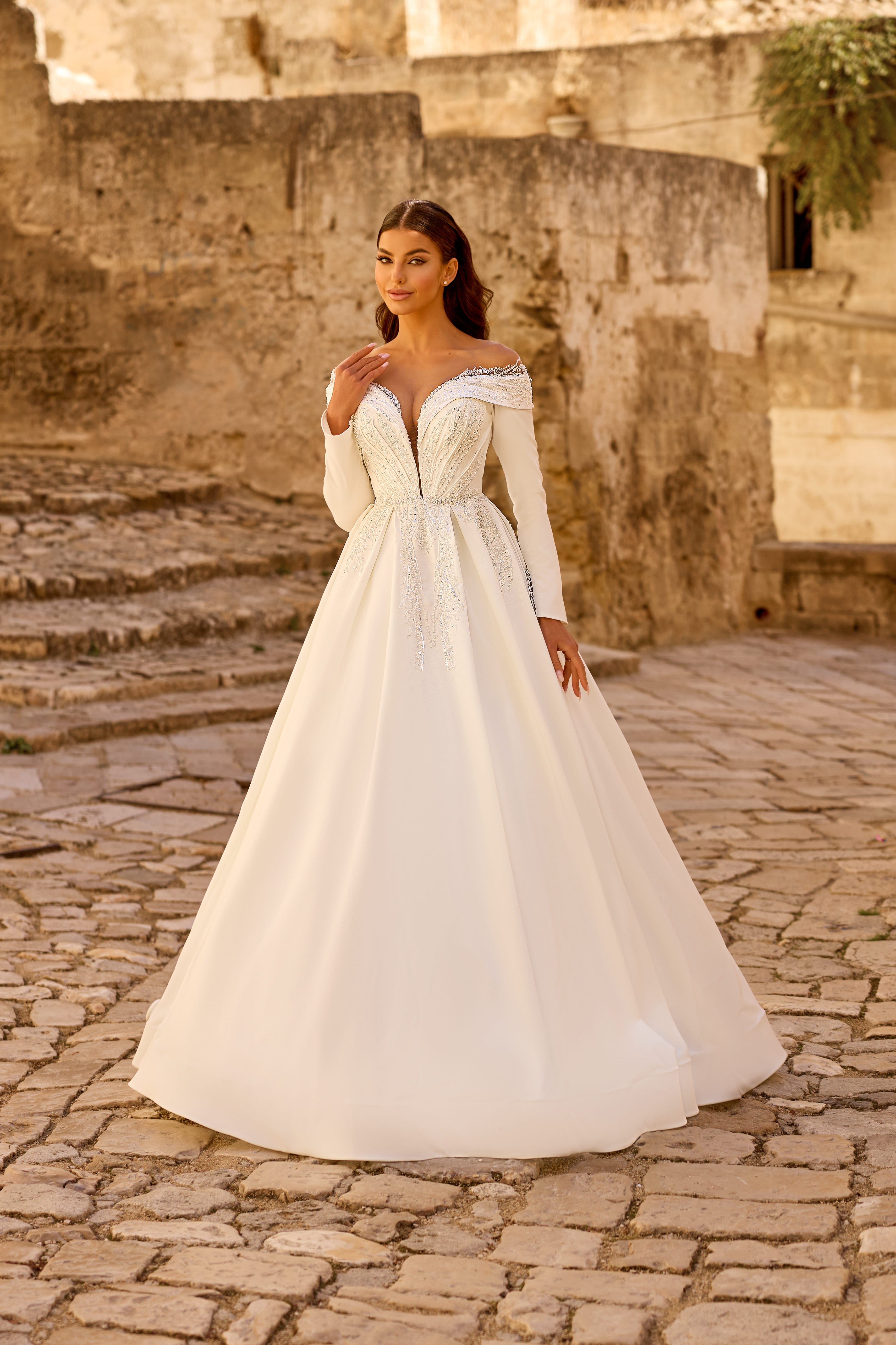 Robe de mariée 1760 – Robe princesse à manches longues et décolleté épaules dégagées