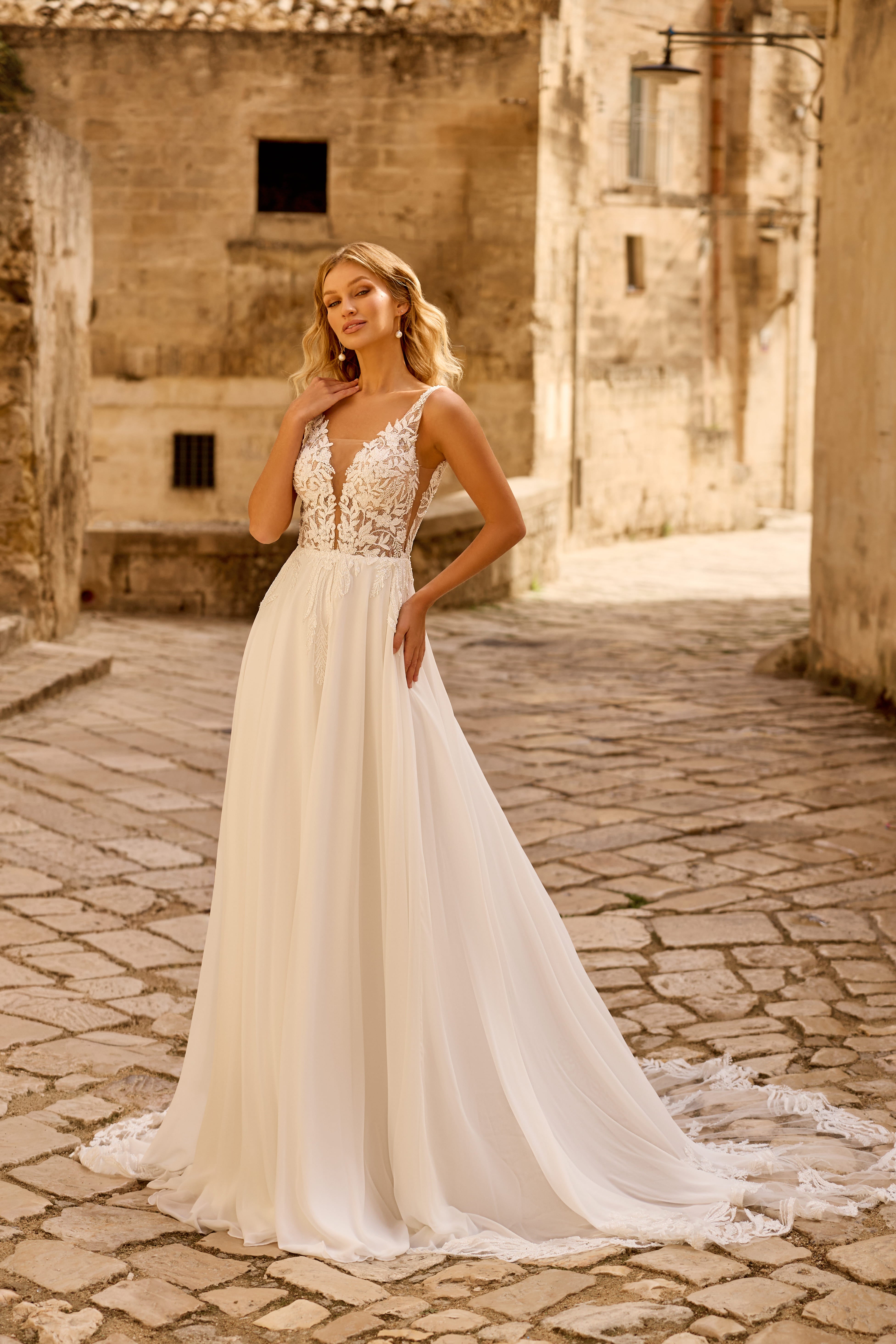 Robe de mariée 1761 – Robe fluide à bretelles fines et décolleté en V