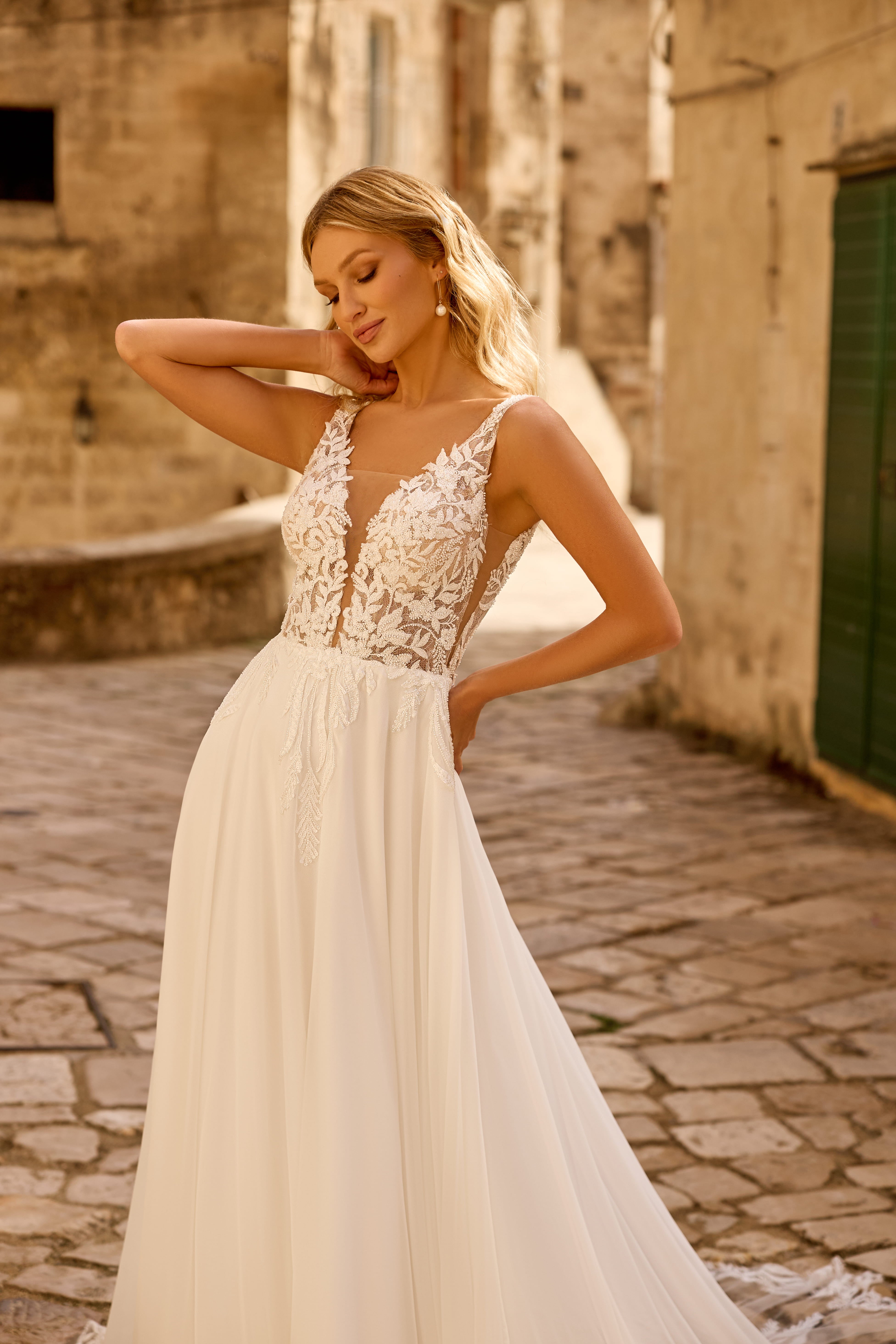 Robe de mariée 1761 – Robe fluide à bretelles fines et décolleté en V