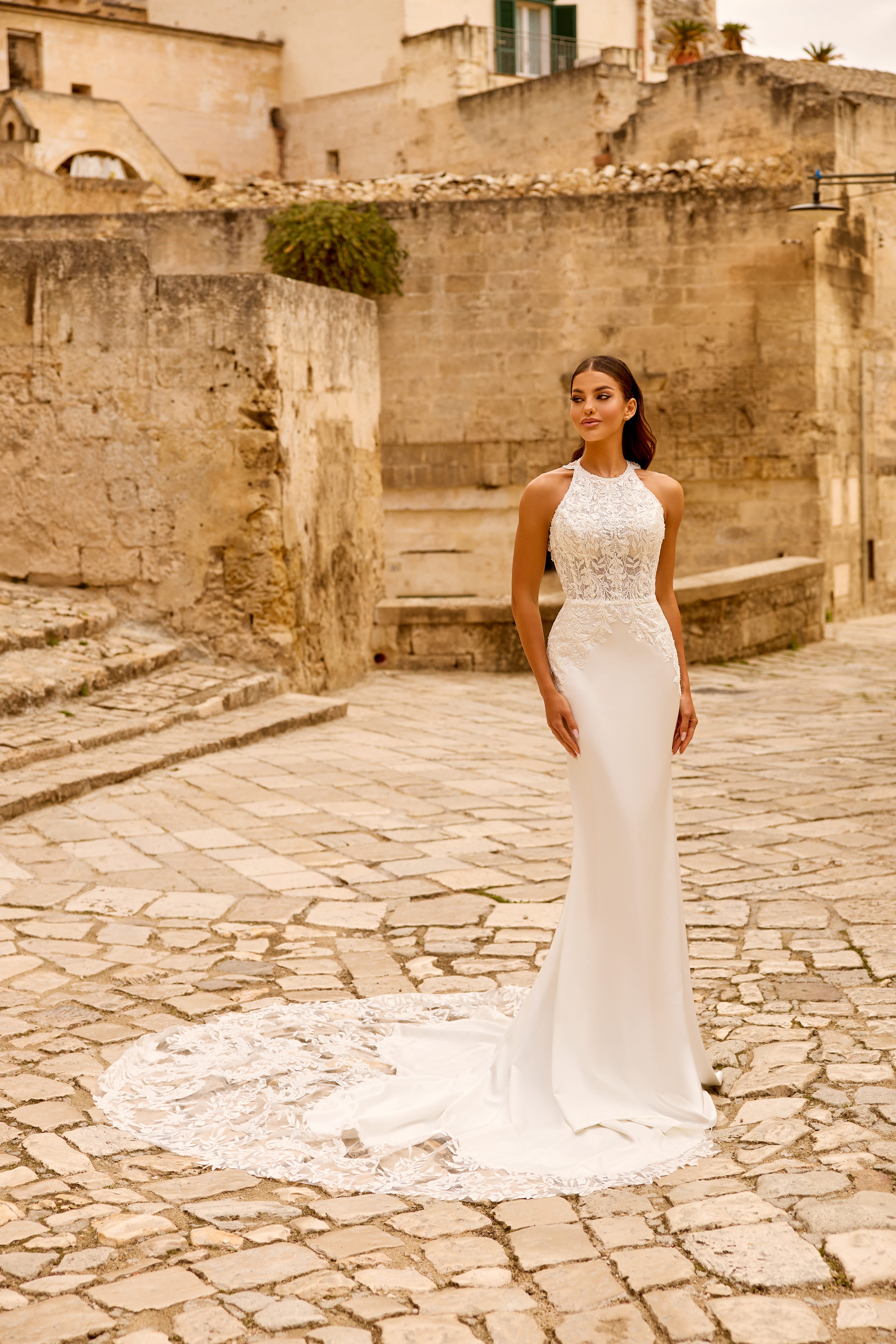 Robe de mariée 1762 – Robe sirène fluide à col montant dos ouvert