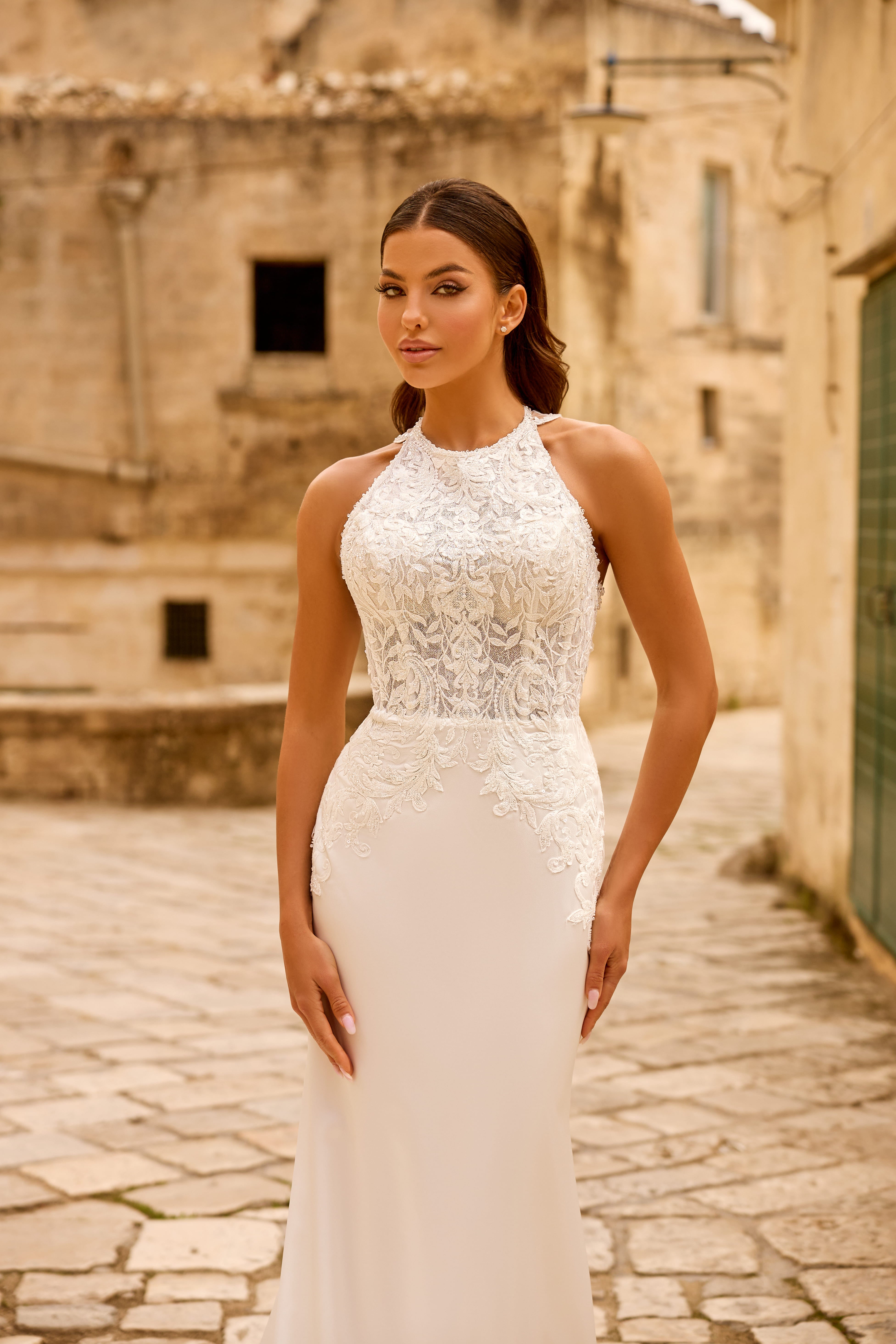 Robe de mariée 1762 – Robe sirène fluide à col montant dos ouvert