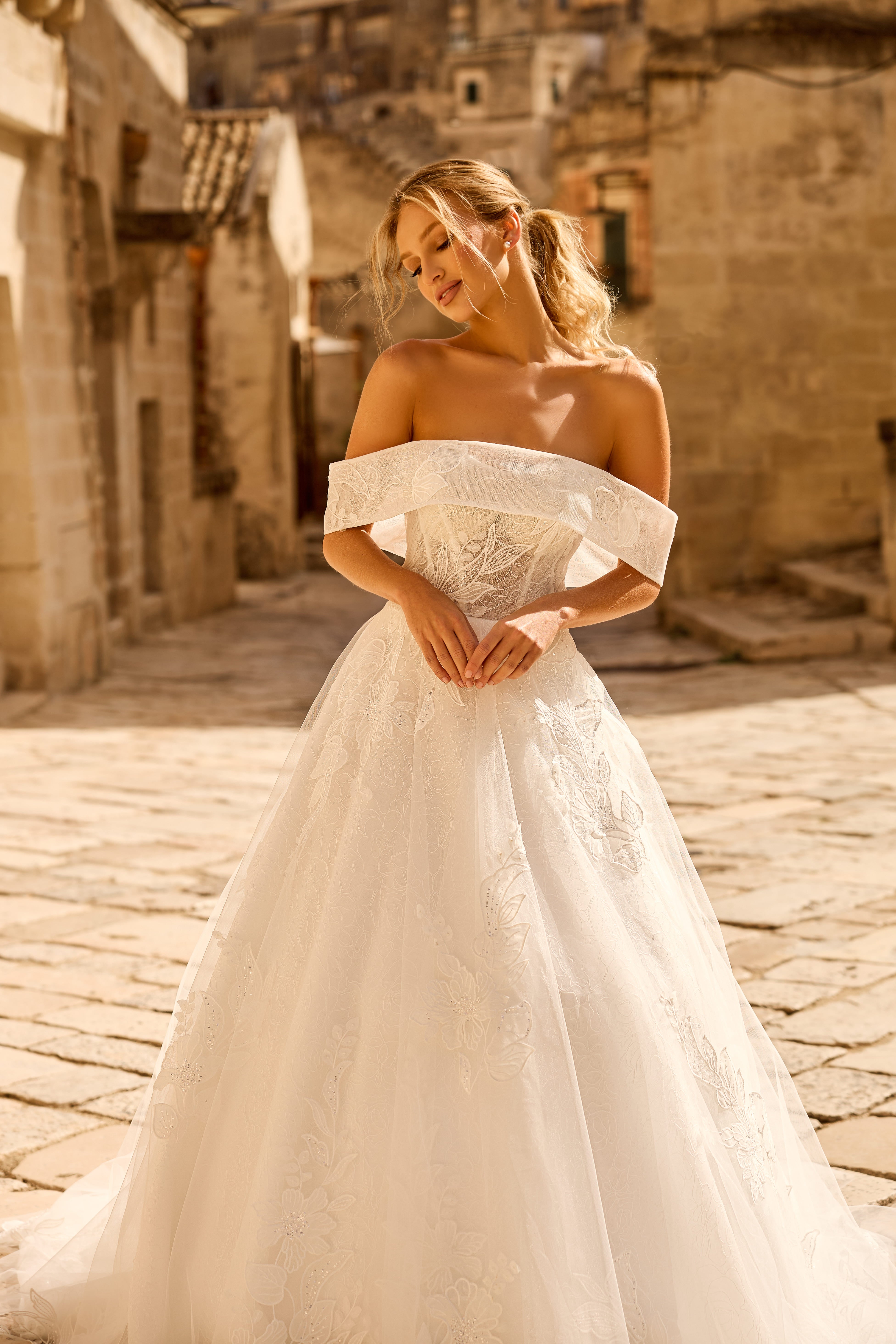 Robe de mariée 1765 – Robe princesse bustier épaules dénudées