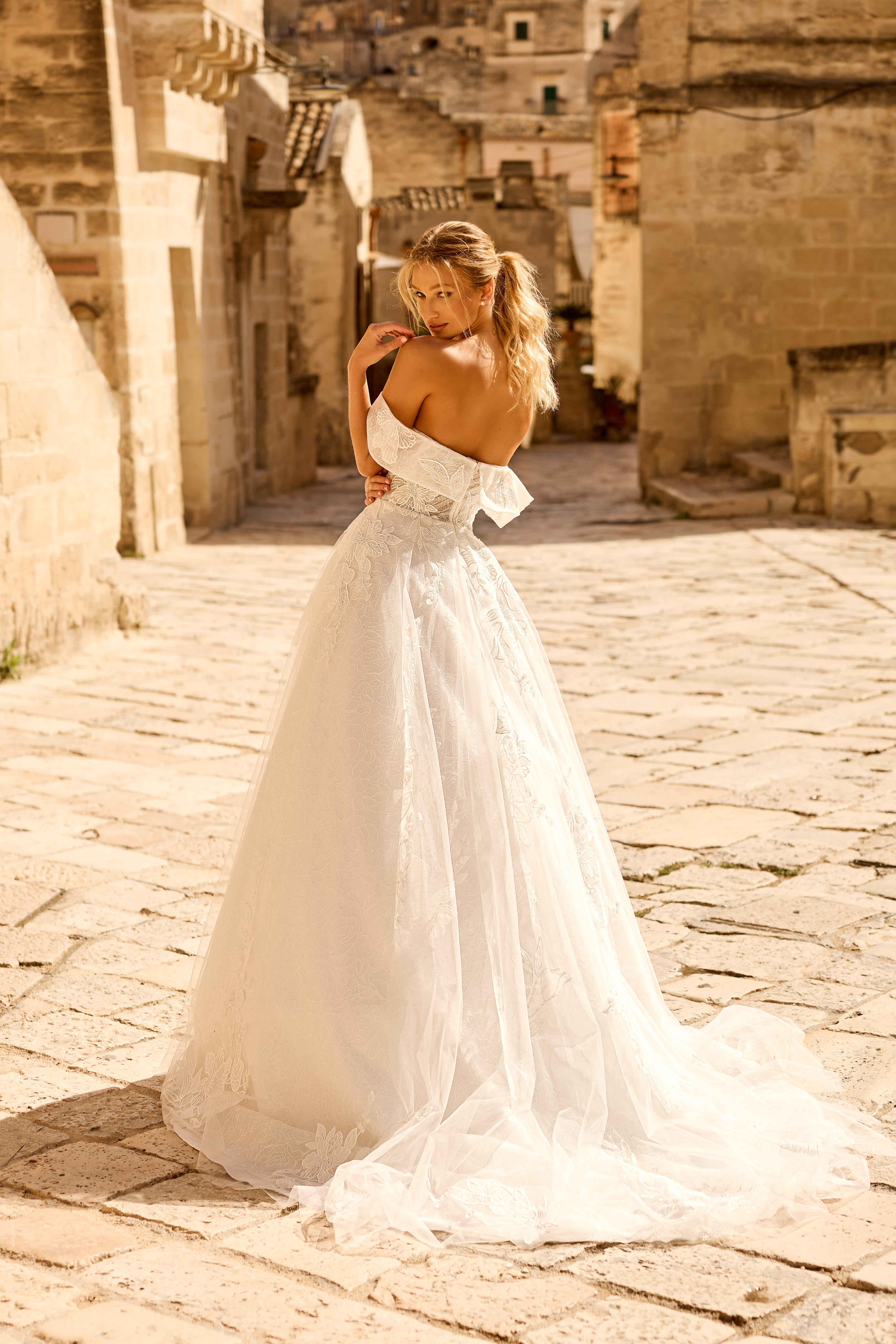 Hochzeitskleid 1765 – Trägerloses, schulterfreies Prinzessinnenkleid