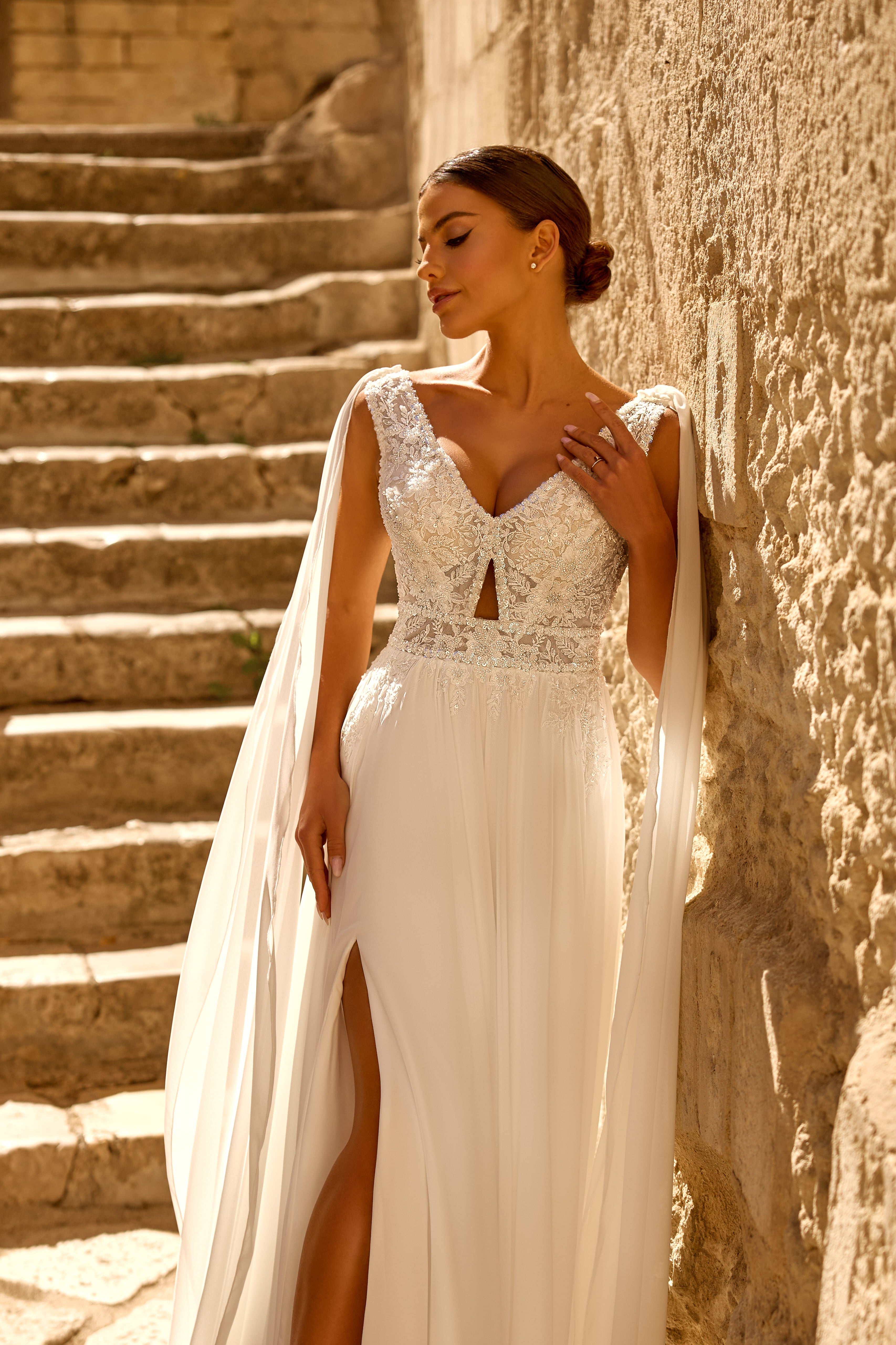 Robe de mariée 1767 – Robe fluide fendue avec voiles aux épaules