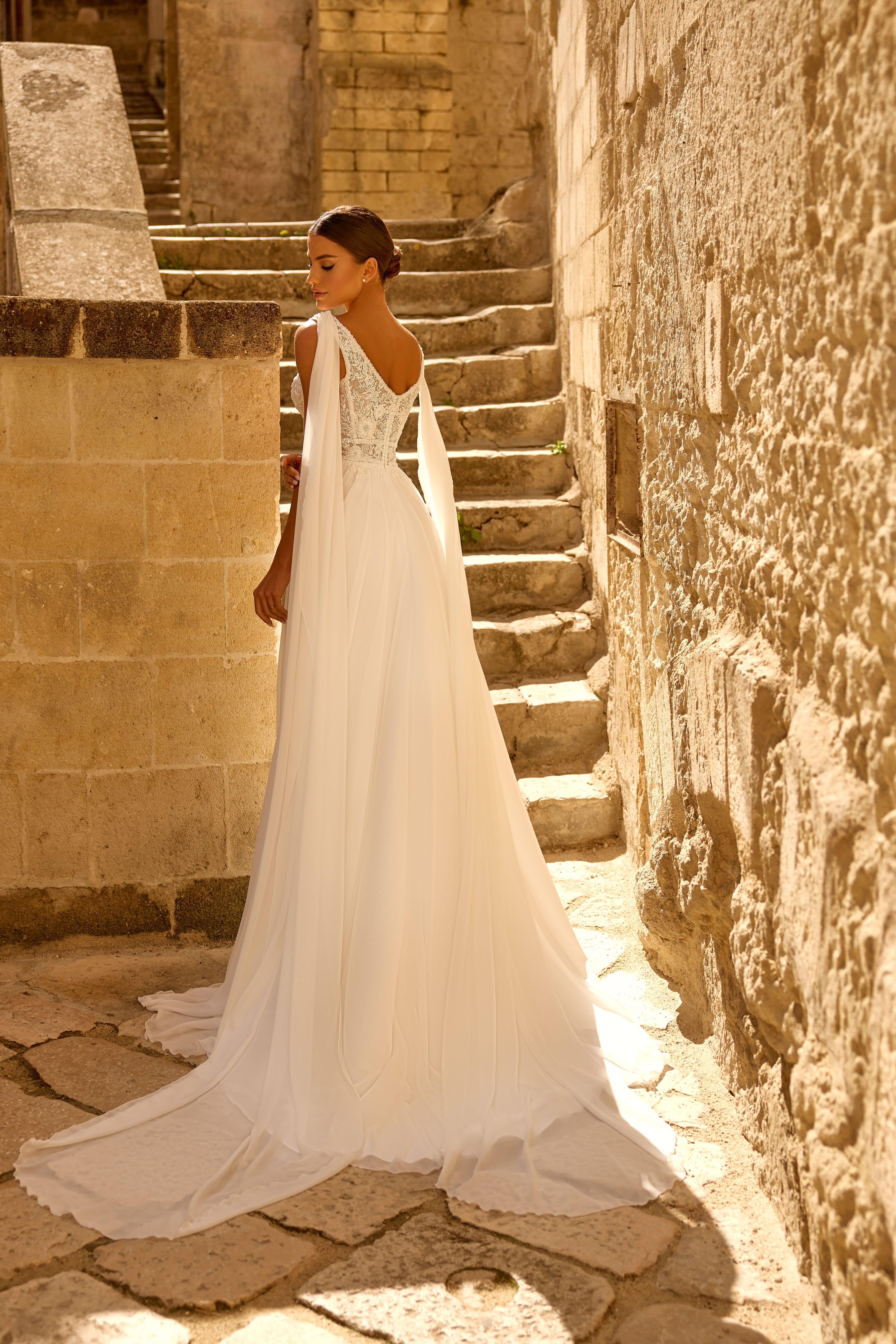 Robe de mariée 1767 – Robe fluide fendue avec voiles aux épaules