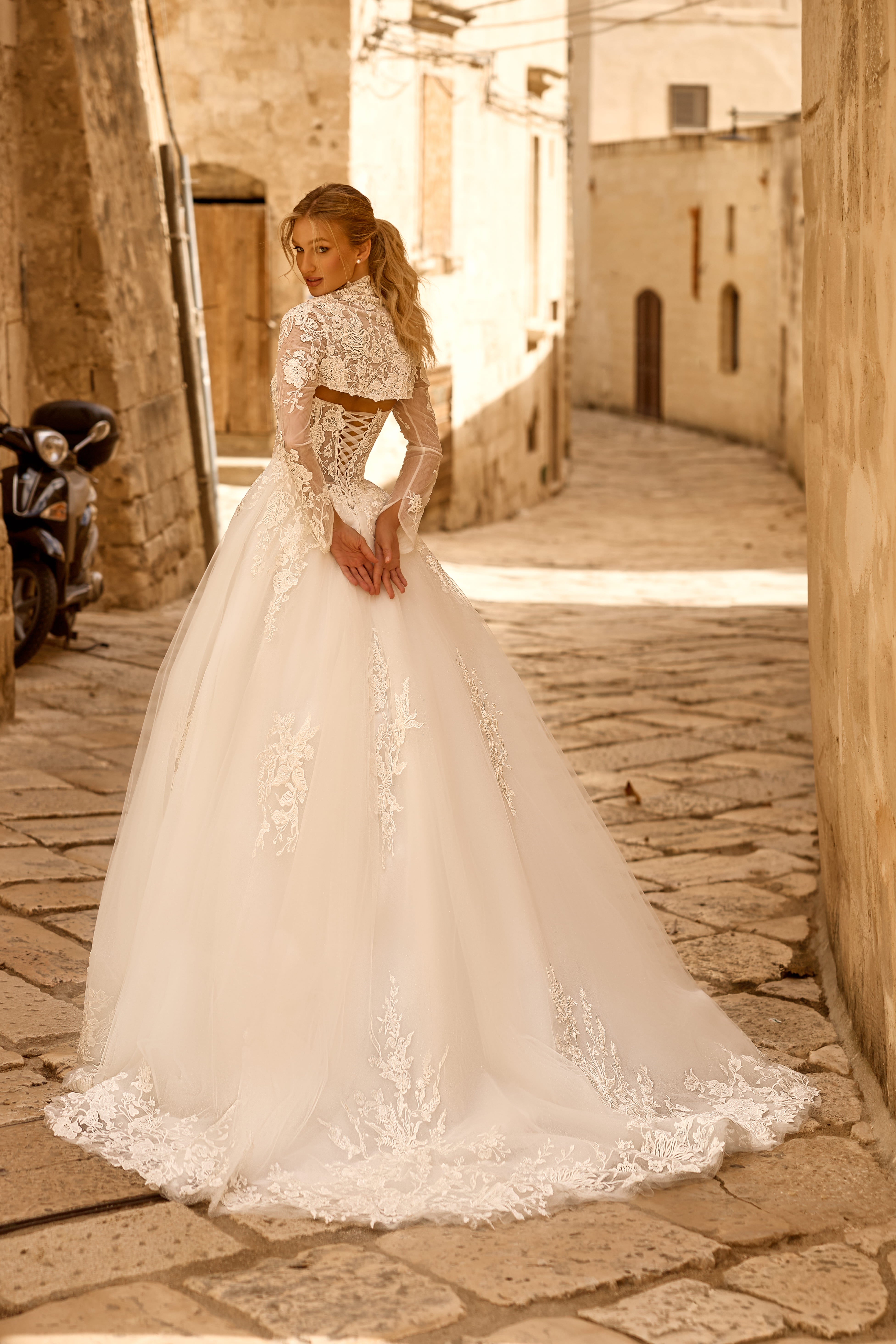 Hochzeitskleid 1768 – Prinzessinnenkleid aus Tüll und Spitze mit langen Ärmeln