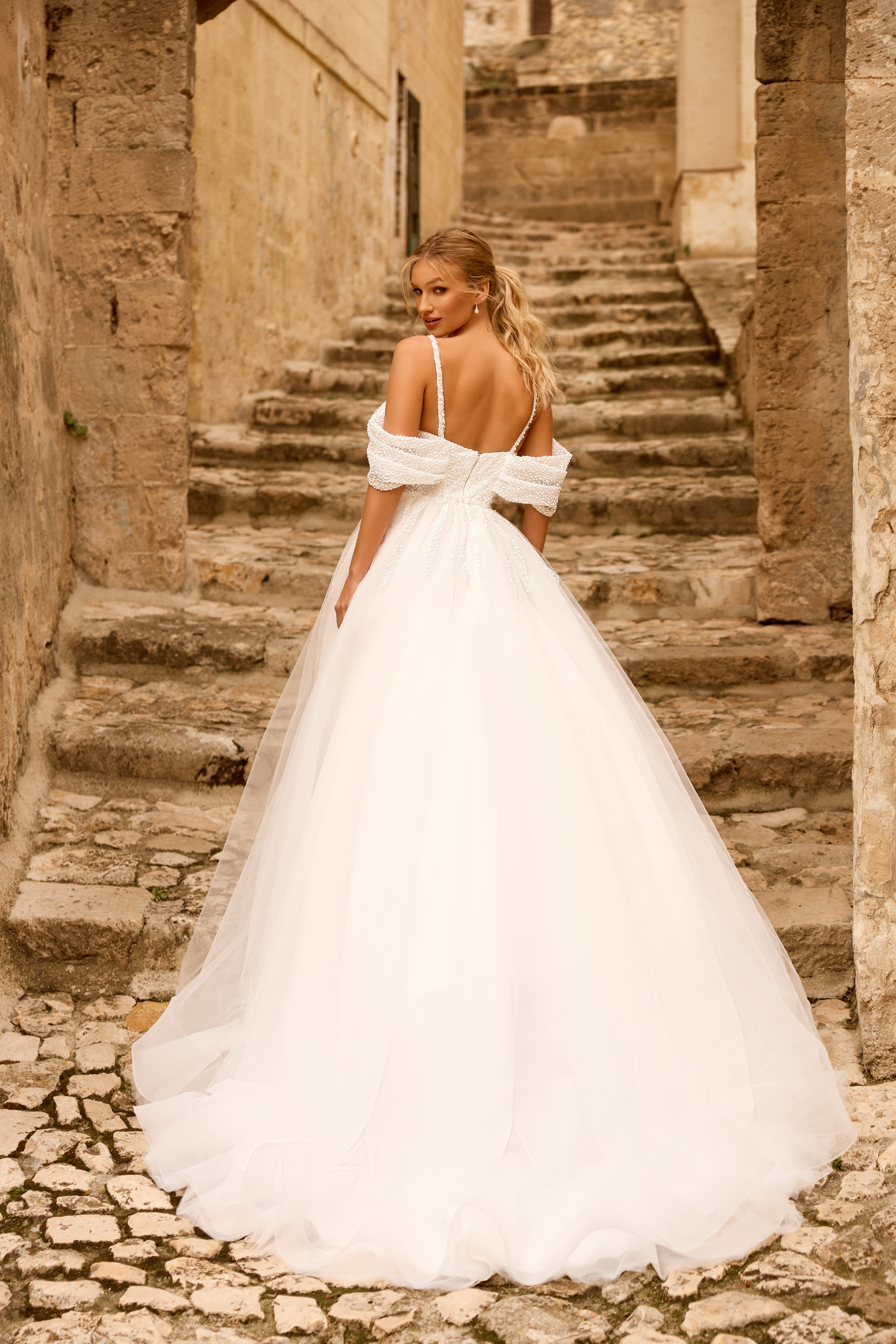 Hochzeitskleid von 1770 – Schulterfreies Prinzessinnenkleid aus Tüll