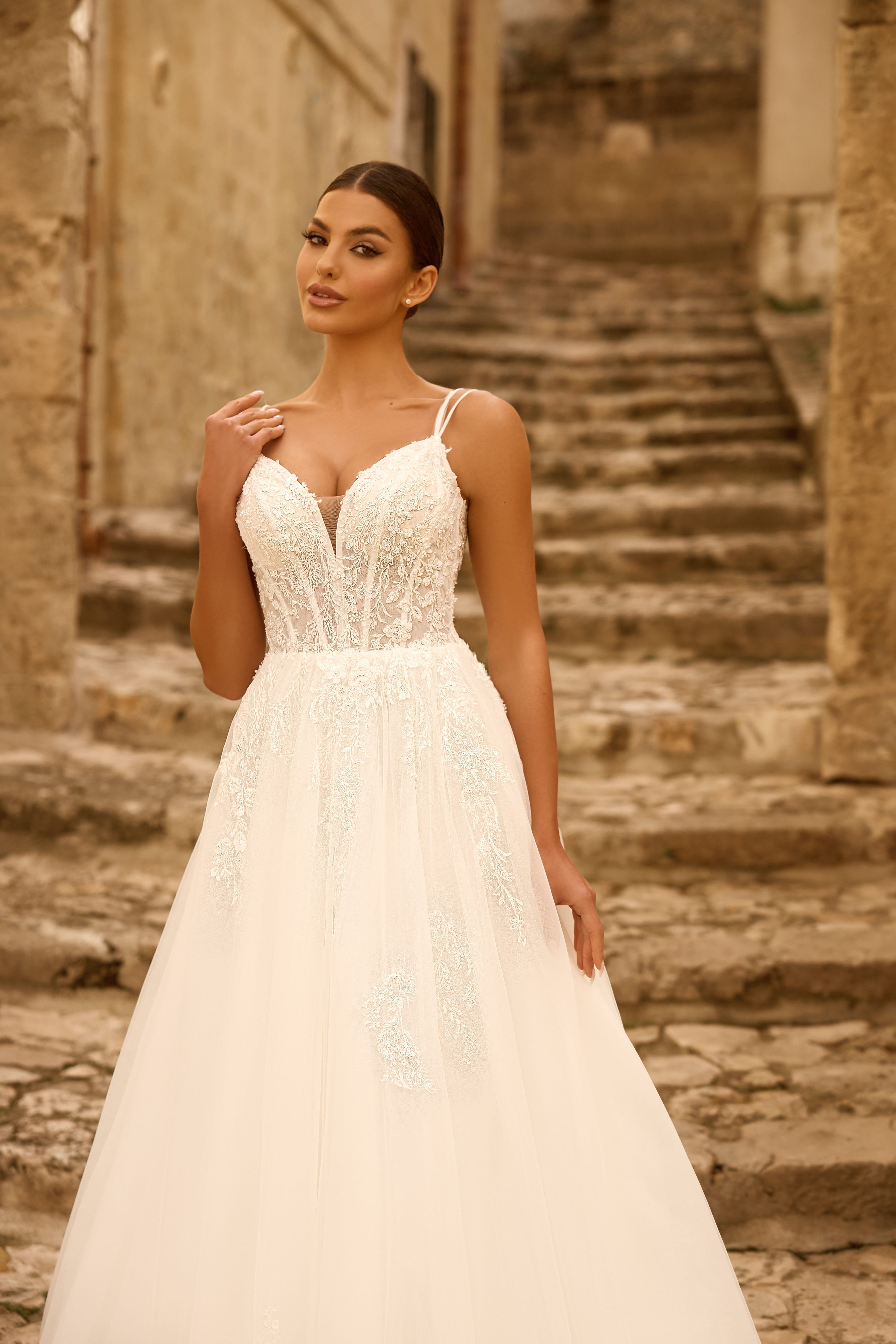 Hochzeitskleid 1771 – Prinzessinnenkleid aus Tüll und Spitze mit Schmetterlingsrücken