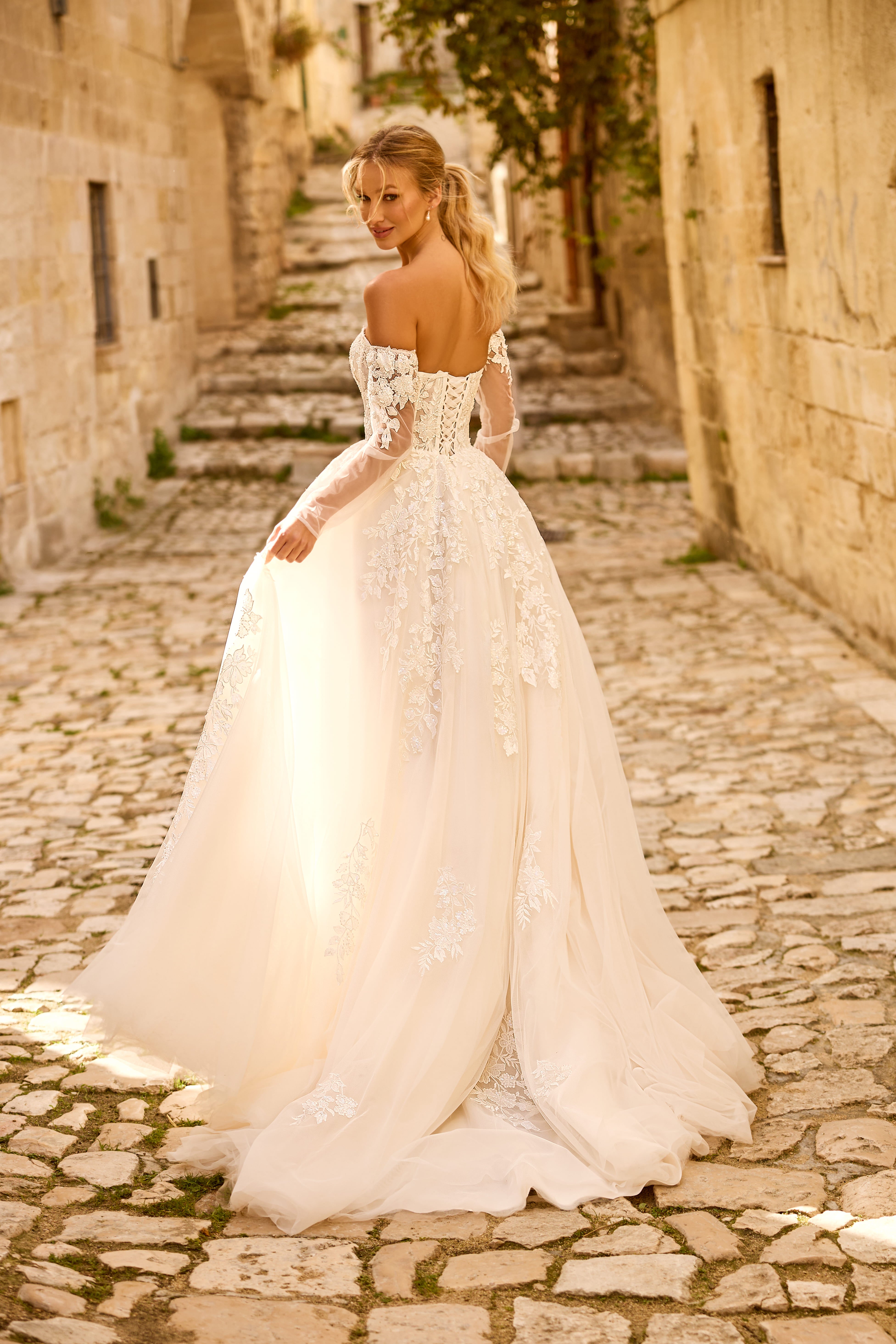 Hochzeitskleid 1774 – Trägerloses Spitzenkleid mit abnehmbaren Ärmeln