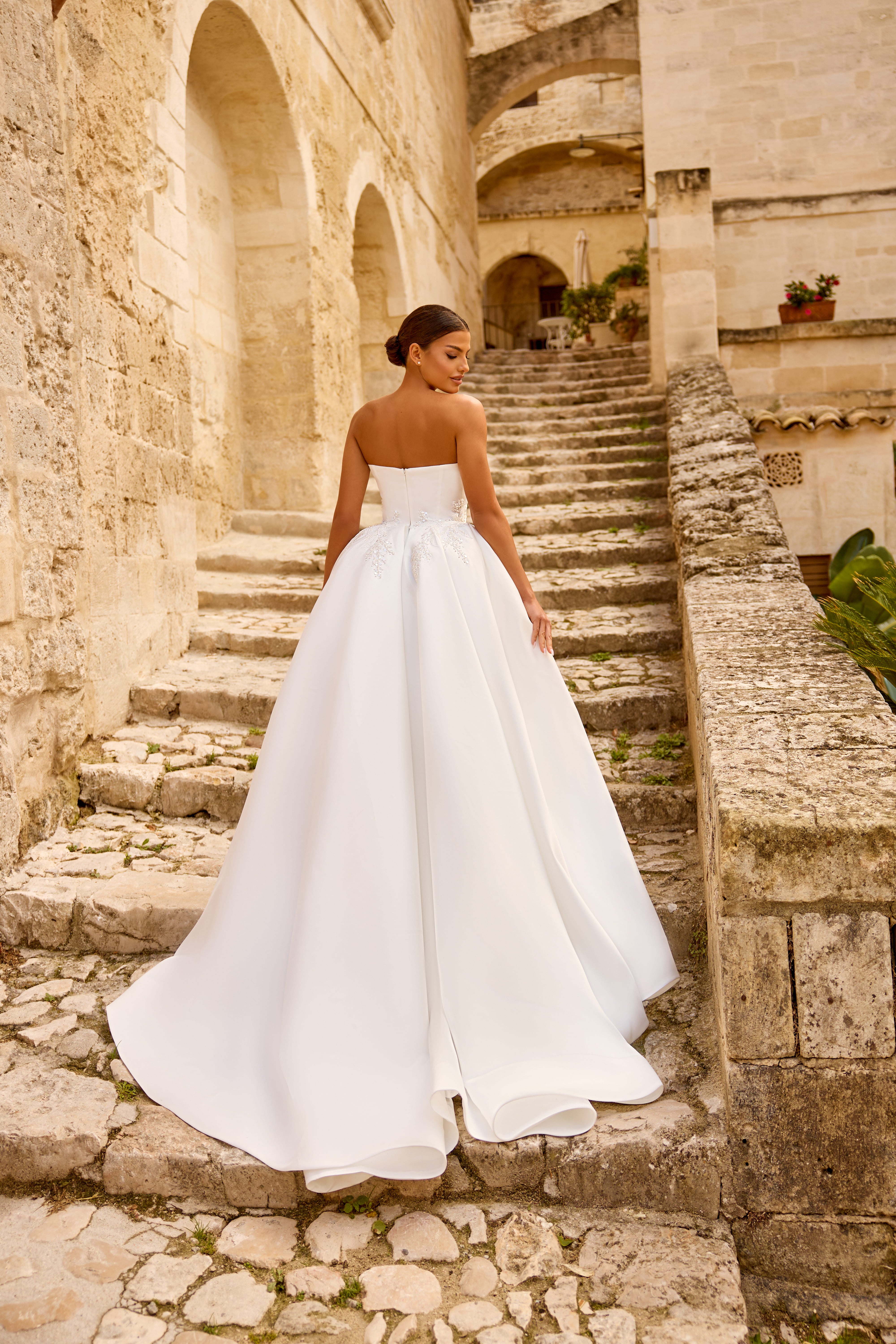 Robe de mariée 1775 – Robe bustier avec jupe ample structurée