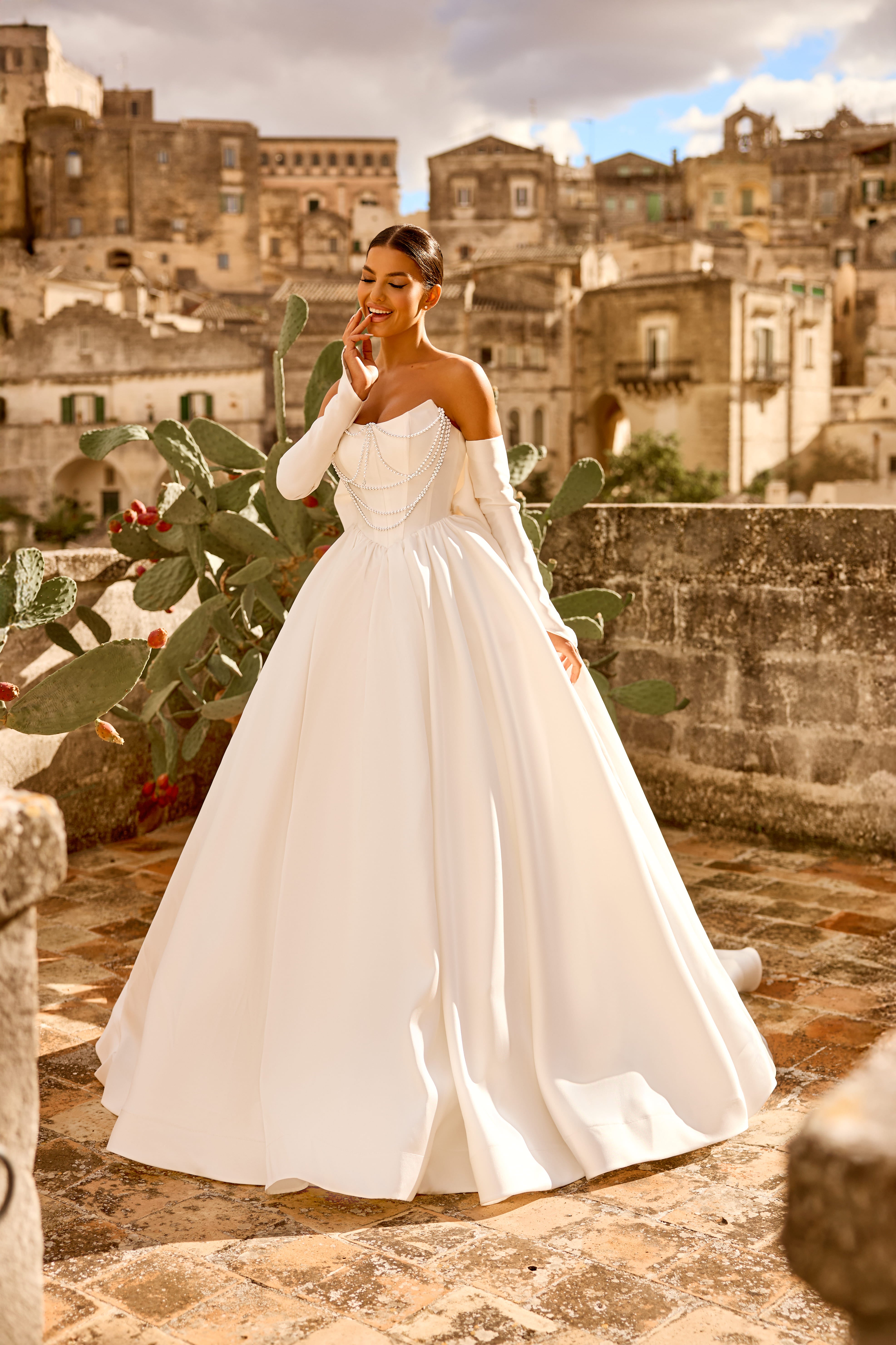 Robe de mariée 1777 – Robe volumineuse à bustier drapé et manches tombantes