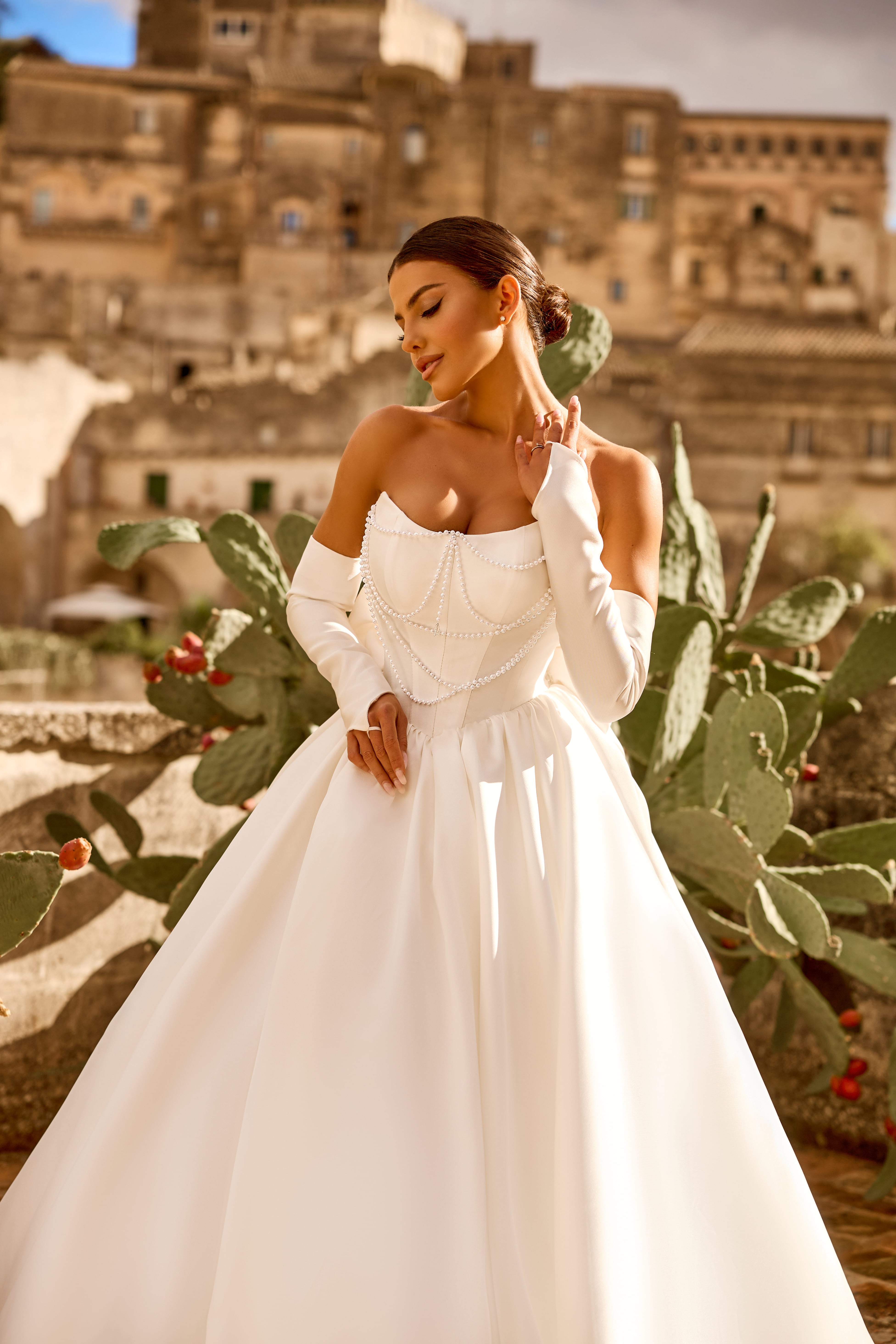 Robe de mariée 1777 – Robe volumineuse à bustier drapé et manches tombantes