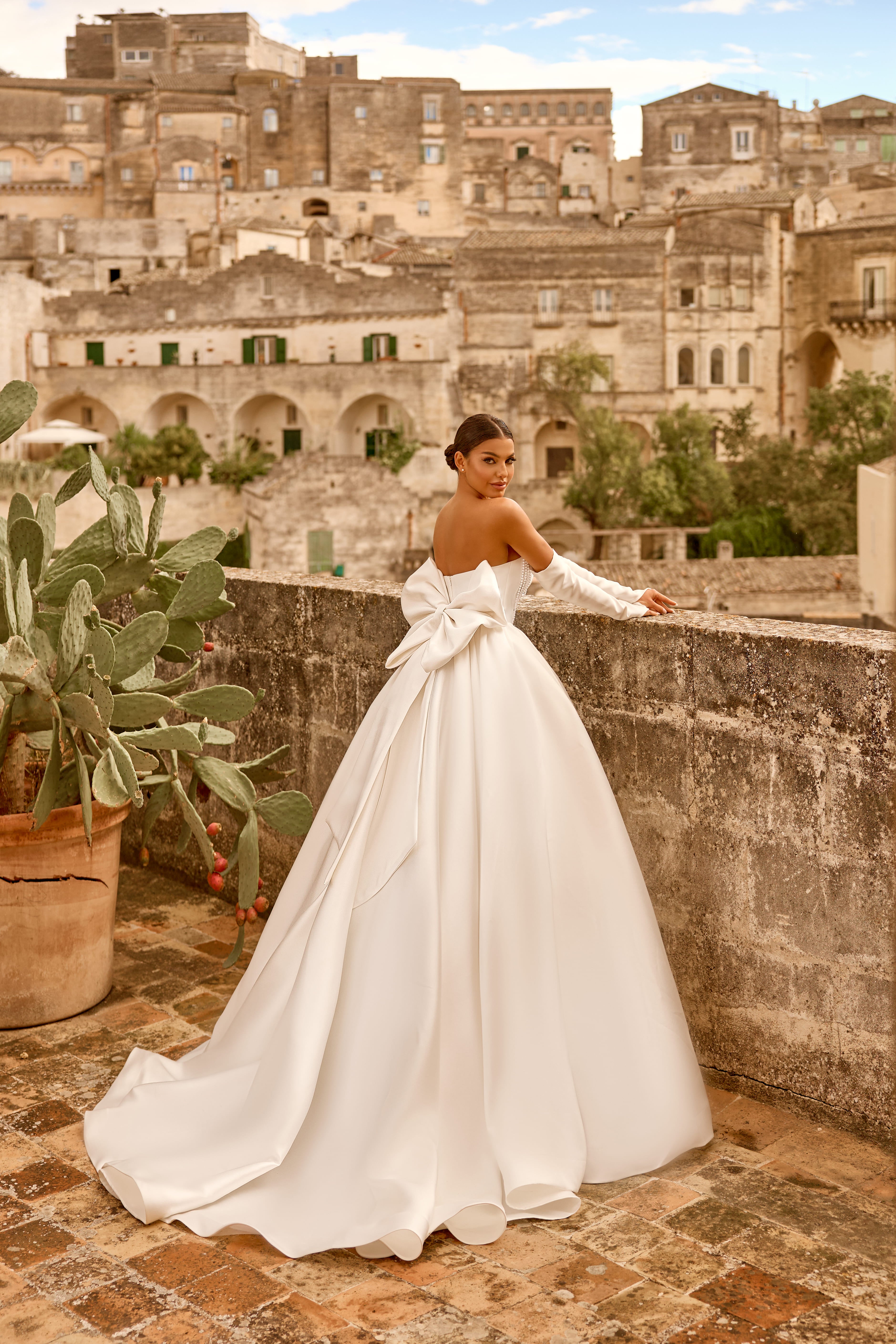 Robe de mariée 1777 – Robe volumineuse à bustier drapé et manches tombantes