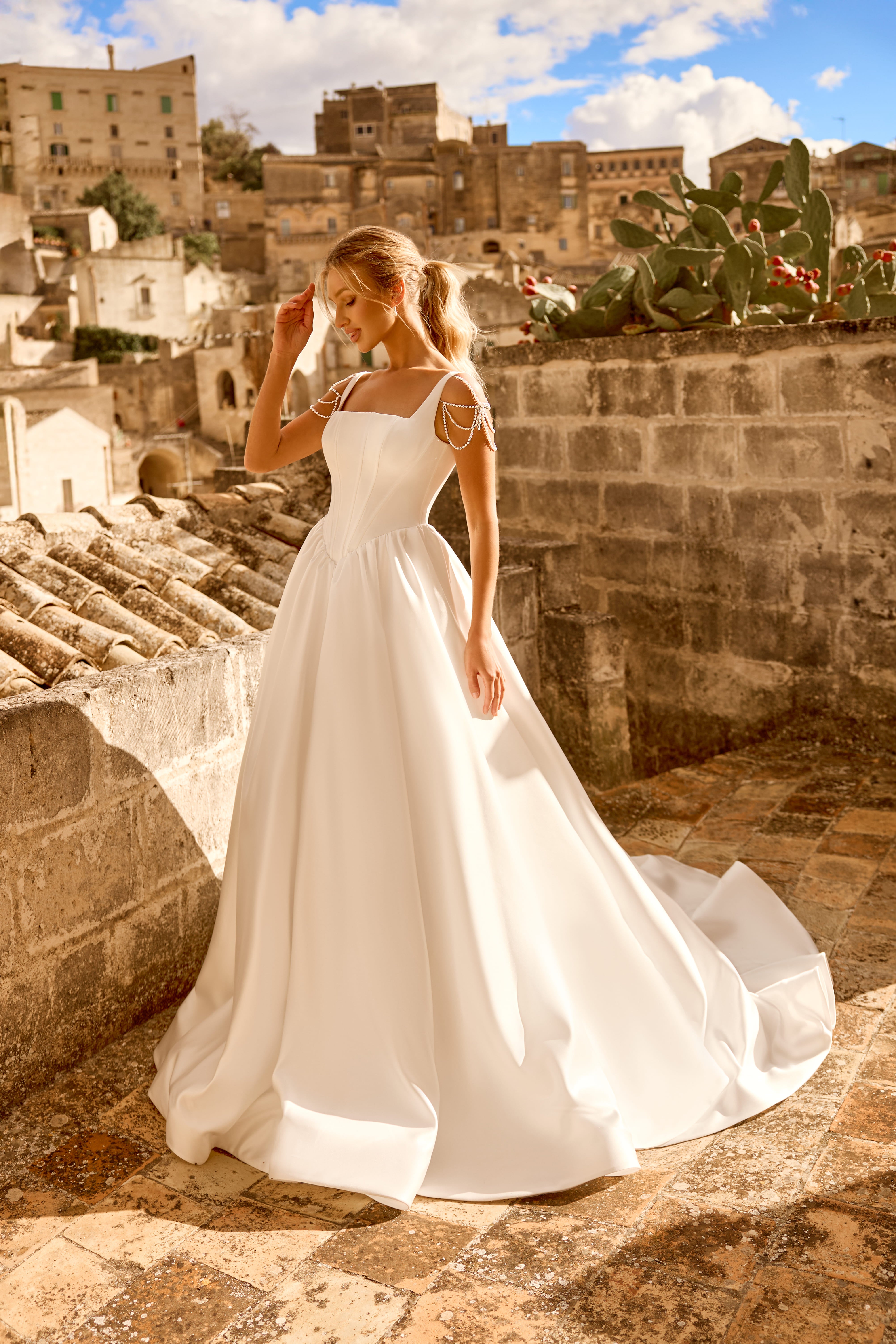 Robe de mariée 1778 – Robe fluide à fines bretelles avec traîne légère