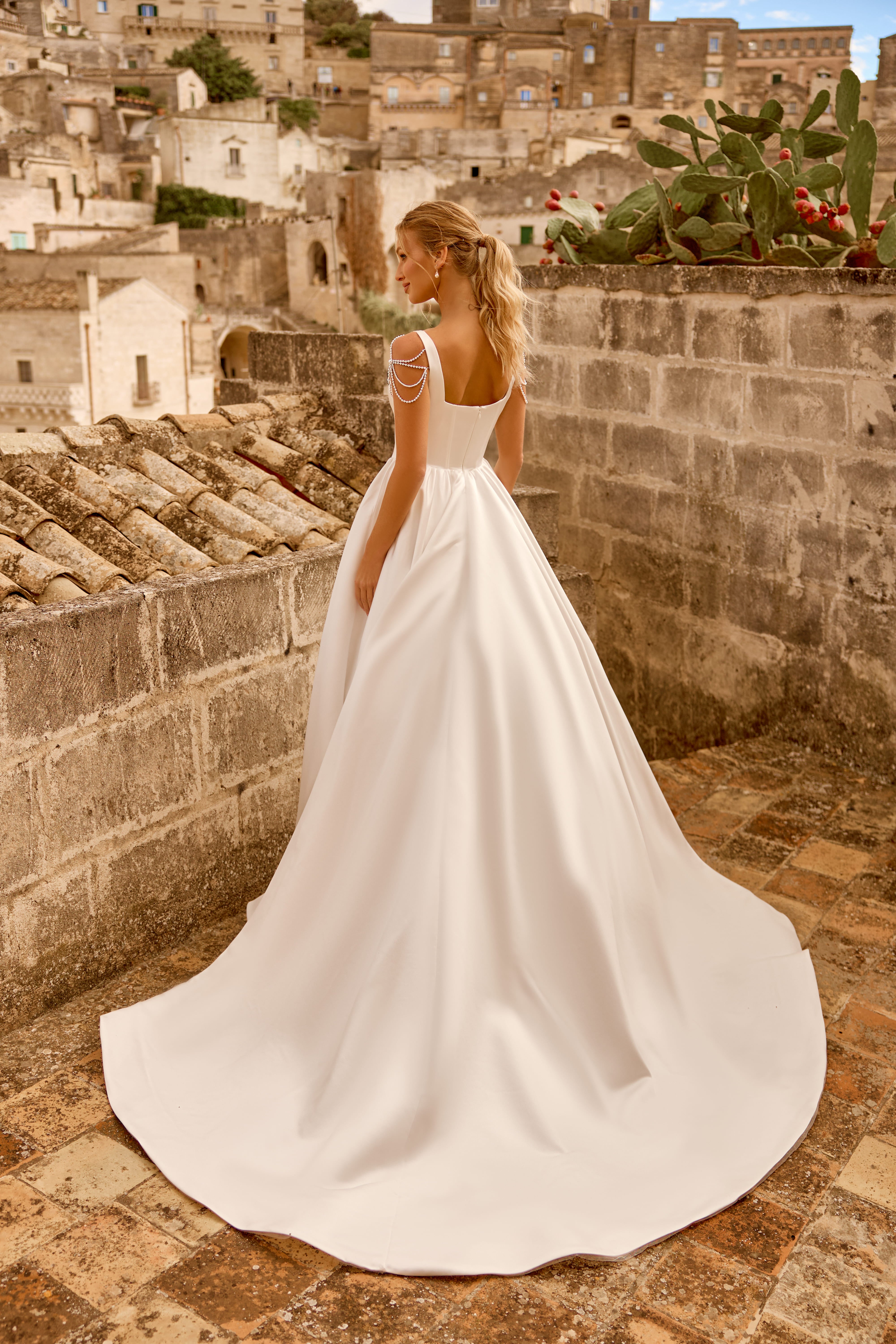 Hochzeitskleid 1778 – Fließendes Kleid mit dünnen Trägern und einer leichten Schleppe