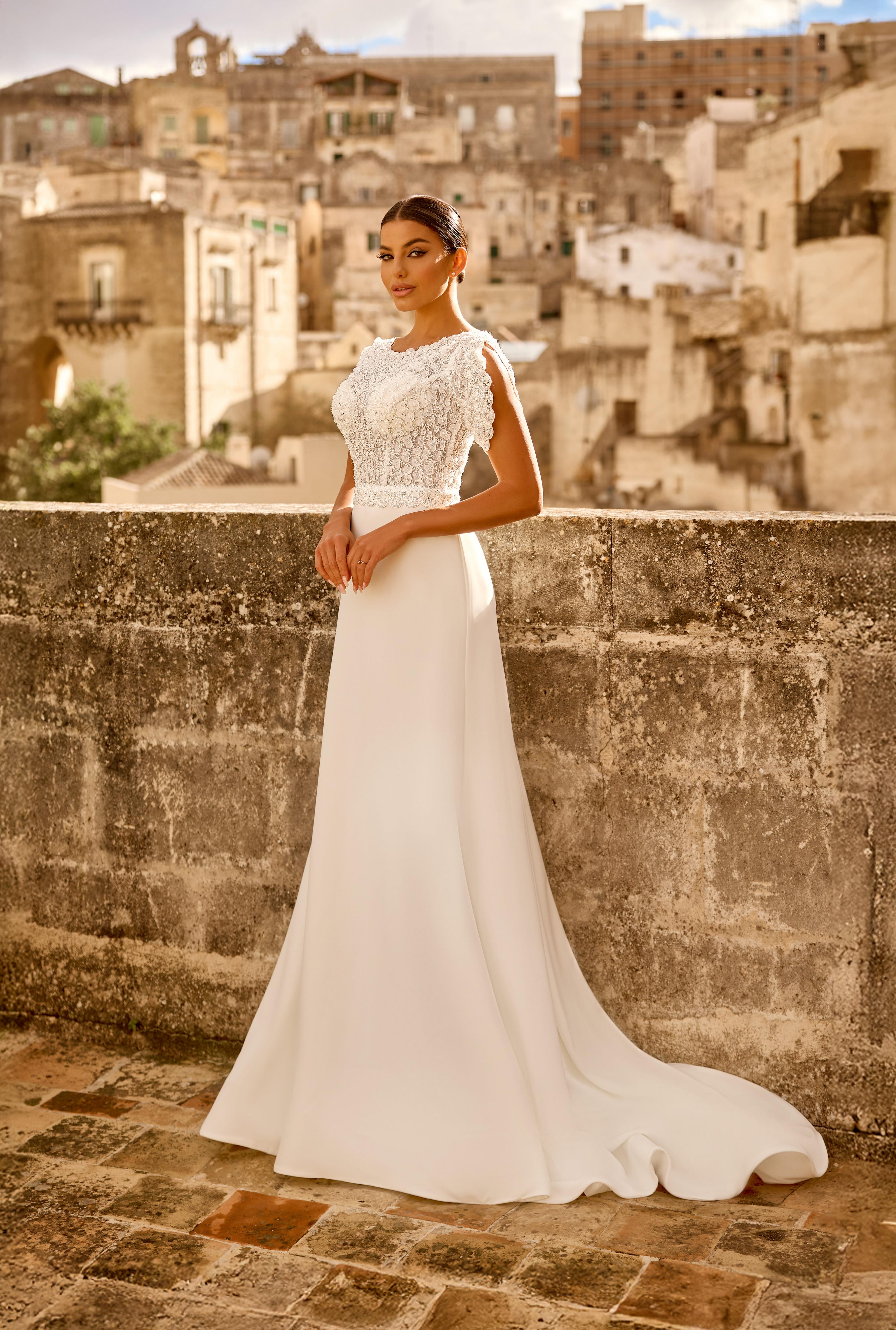 Robe de mariée 1779 – Robe élégante à manches courtes et traîne fluide