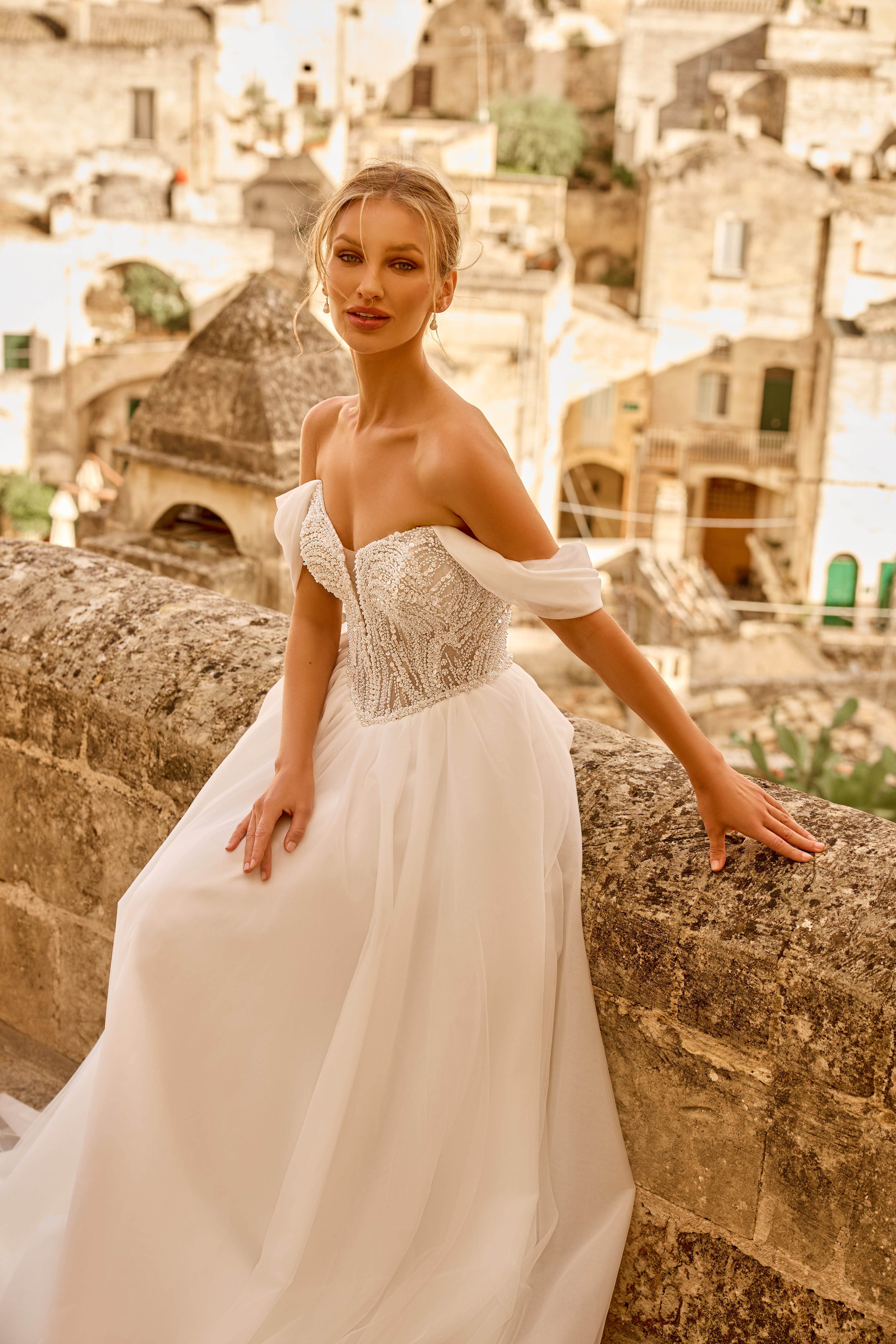 Robe de mariée 1781 – Robe fluide à corset structuré et manches tombantes