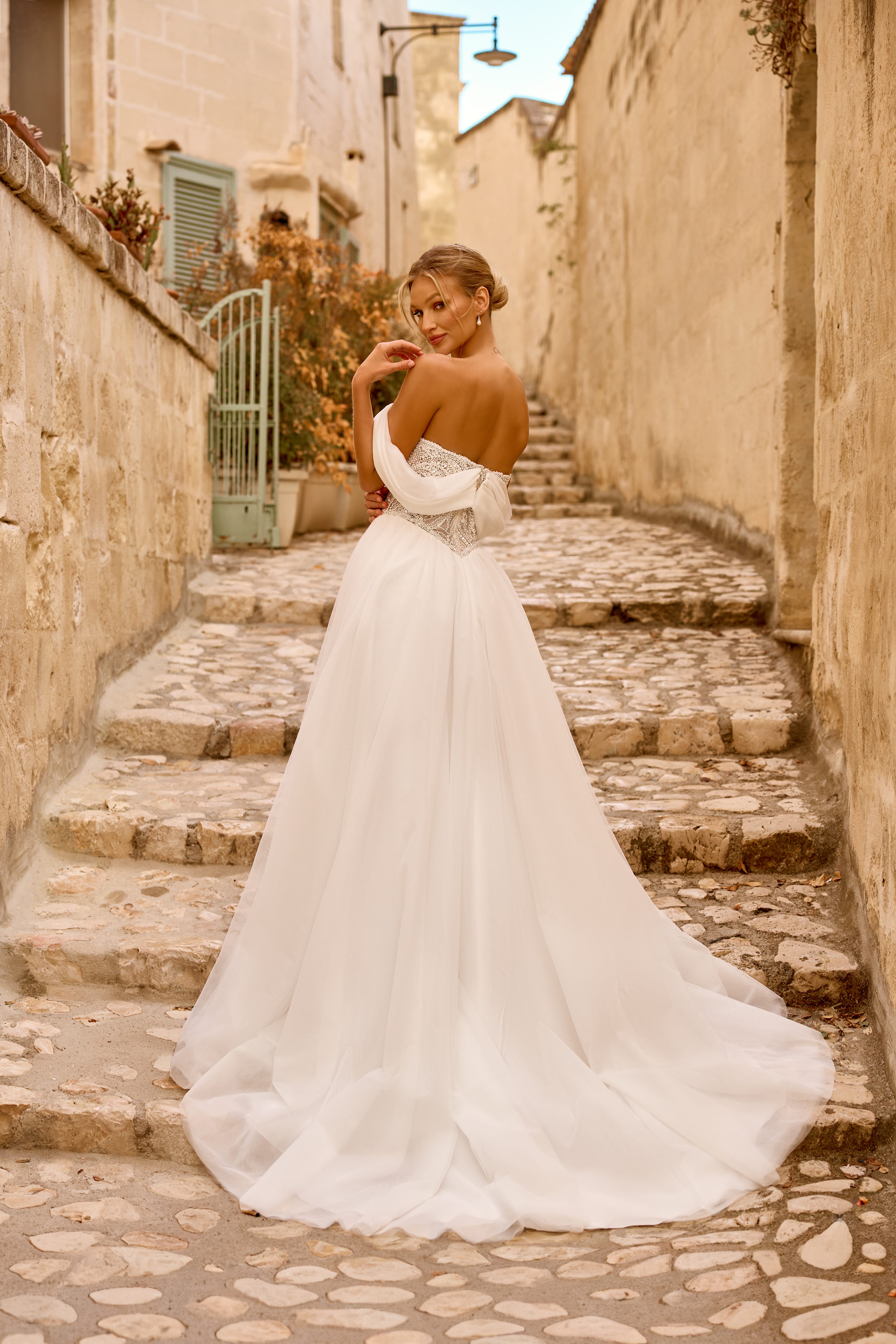 Hochzeitskleid 1781 – Fließendes Kleid mit strukturiertem Korsett und schulterfreien Ärmeln