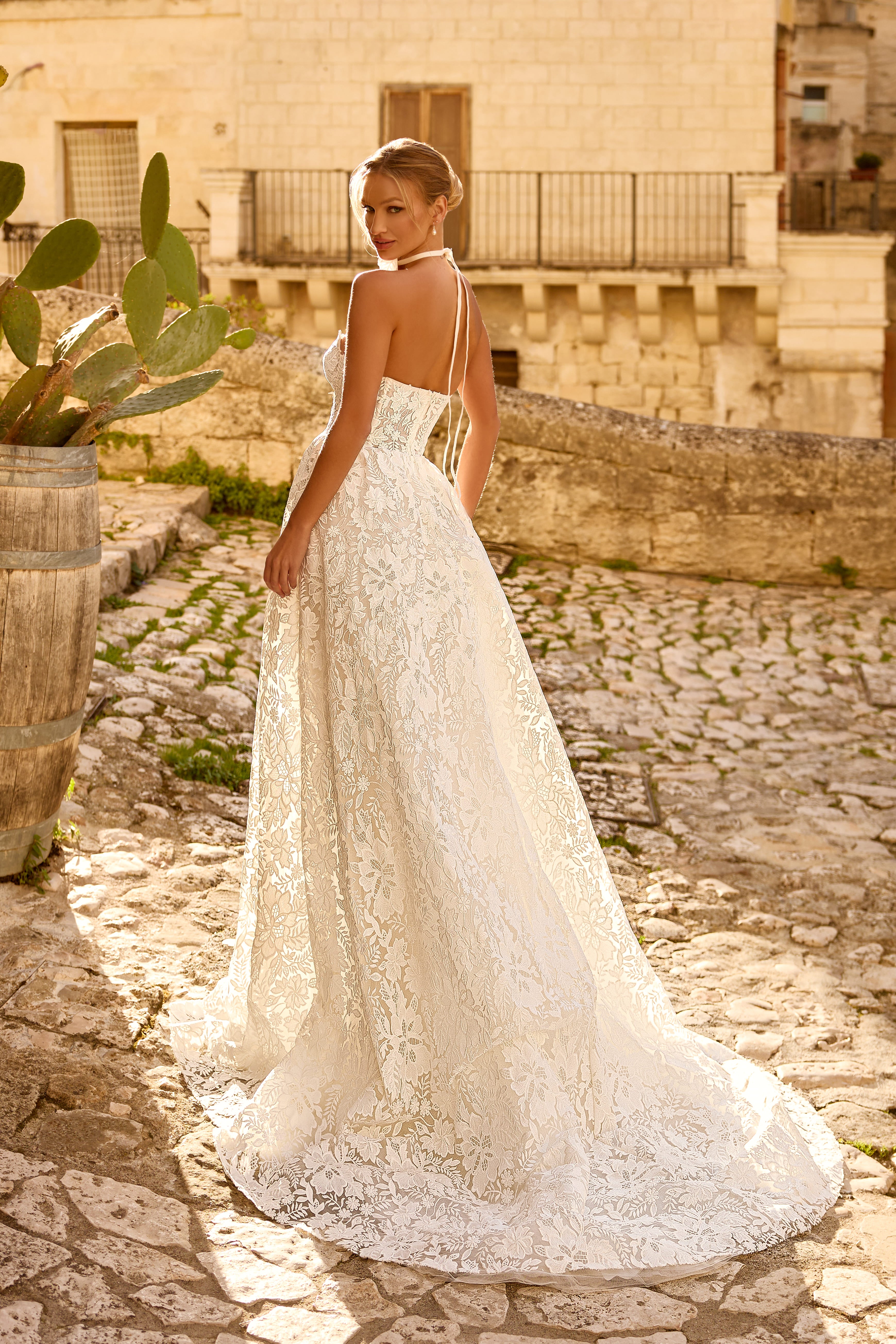 Hochzeitskleid 1783 – Kleid aus floraler Spitze mit herzförmigem Ausschnitt und ausgestelltem Rock