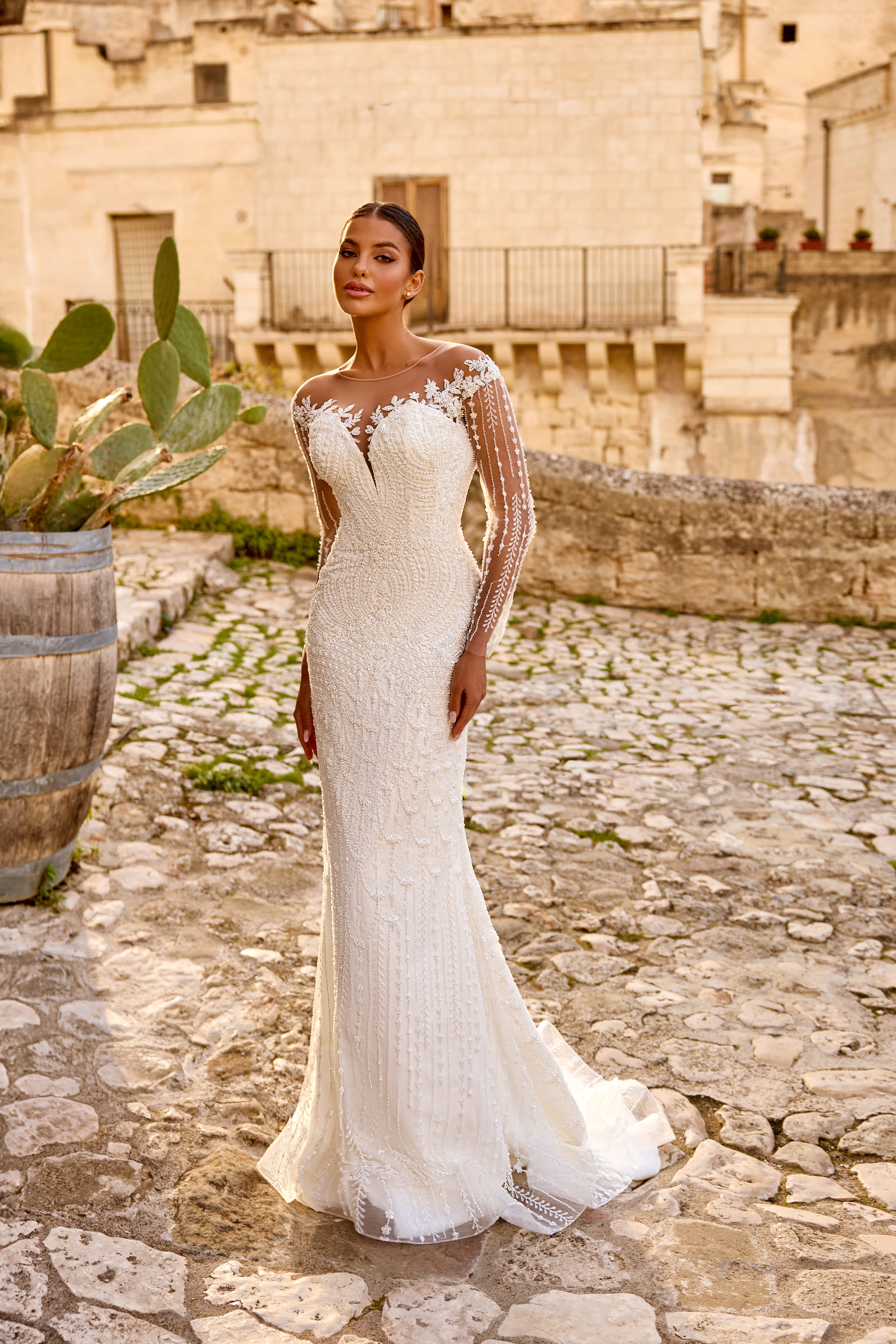 Robe de mariée 1784 – Robe en dentelle perlée avec sur-jupe amovible