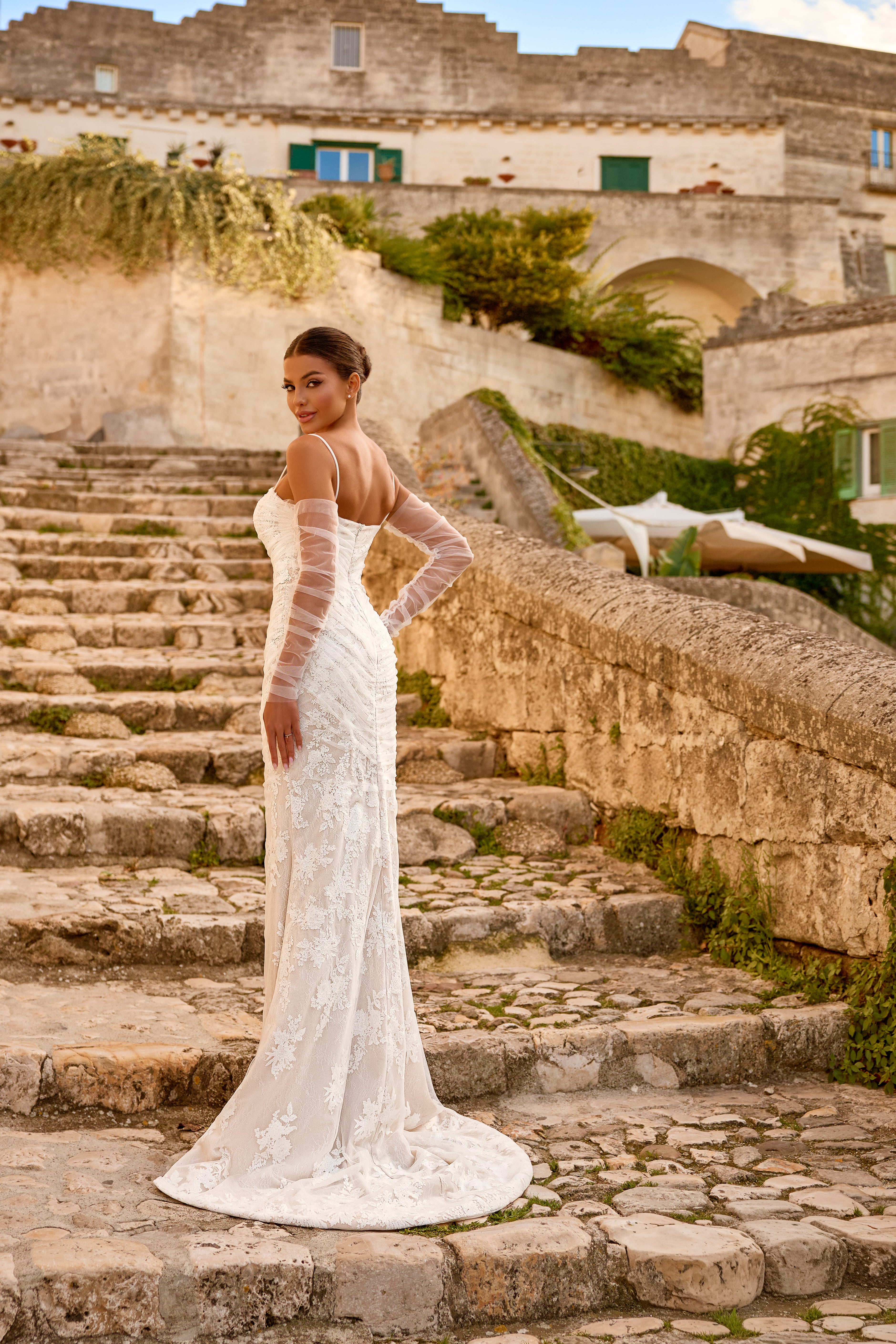 Hochzeitskleid 1786 – Meerjungfrauenkleid aus floraler Spitze mit abnehmbaren langen Ärmeln