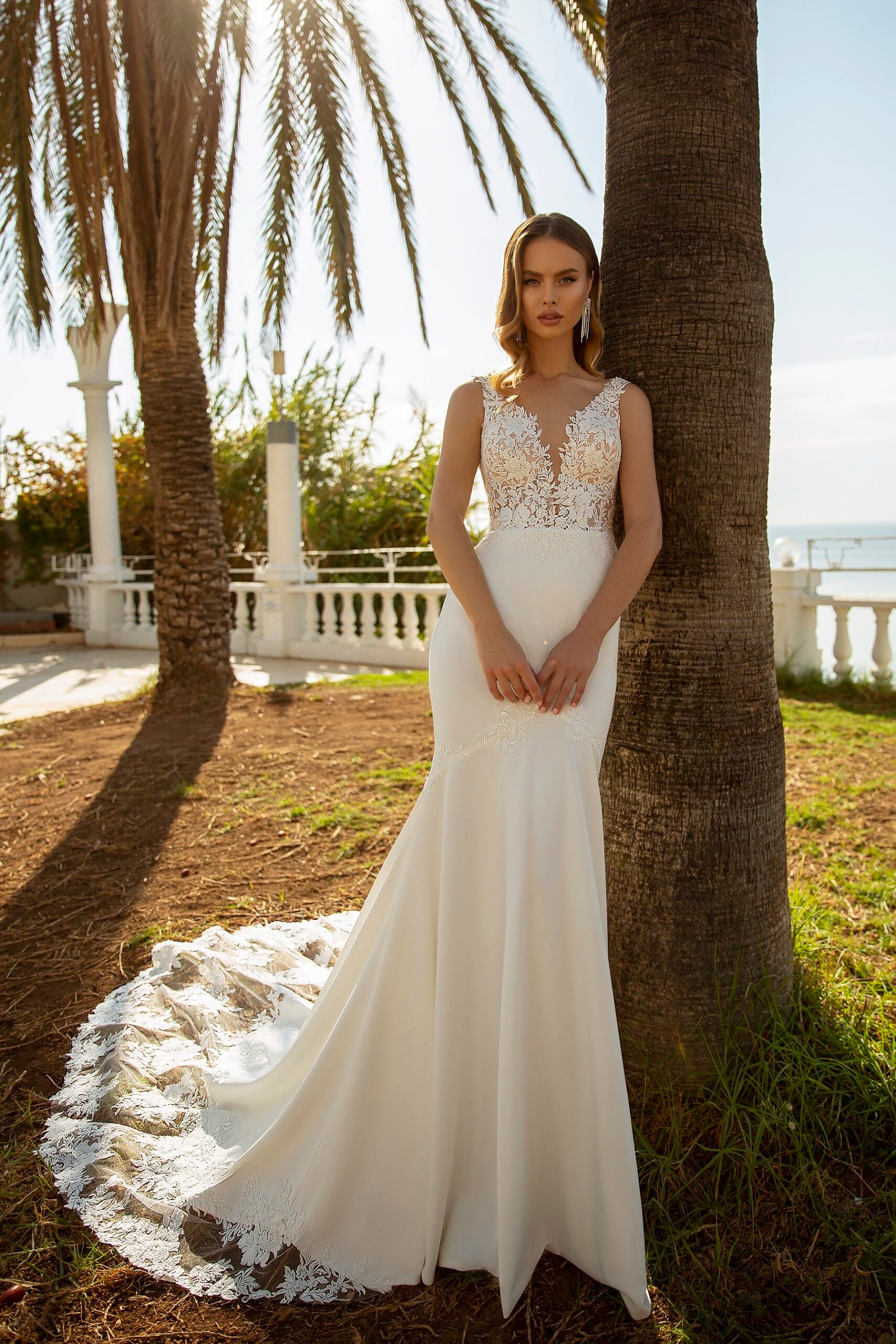 Robe de mariée Lady Di Bride 702 – Coupe sirène, dentelle et traîne en dentelle