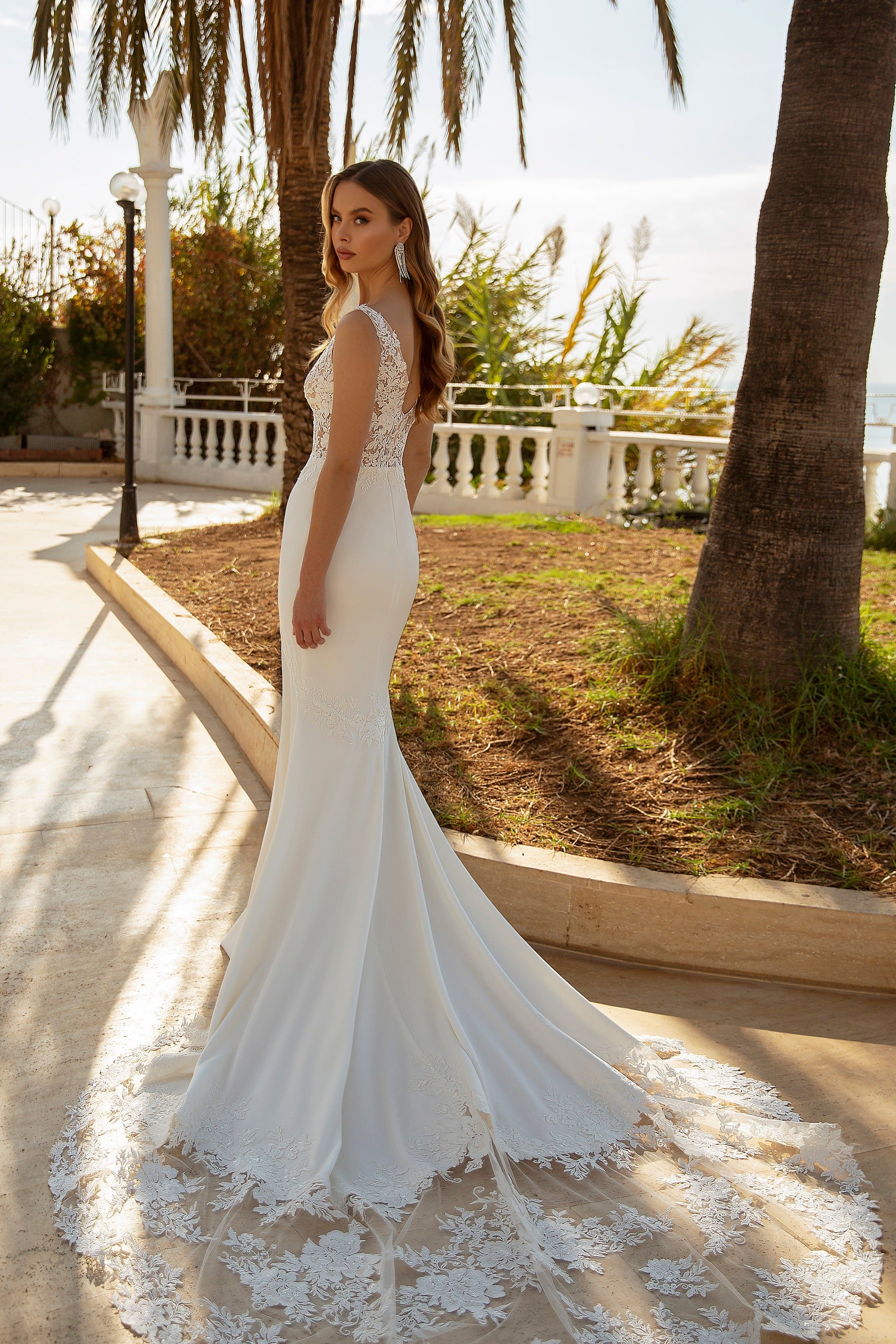 Robe de mariée Lady Di Bride 702 – Coupe sirène, dentelle et traîne en dentelle