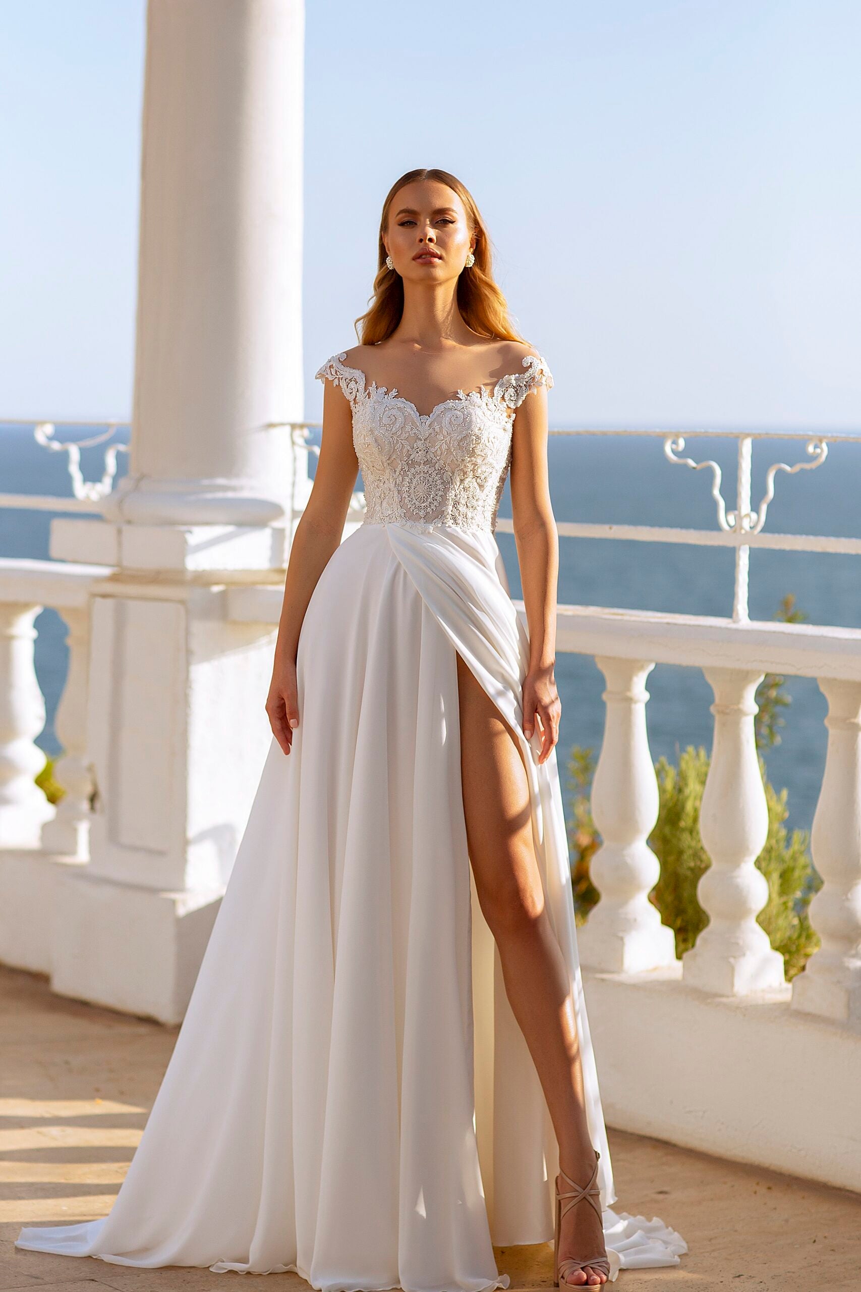 Robe de mariée mousseline Lady Di Bride 708 – Dentelle florale, jupe fendue et décolleté en cœur