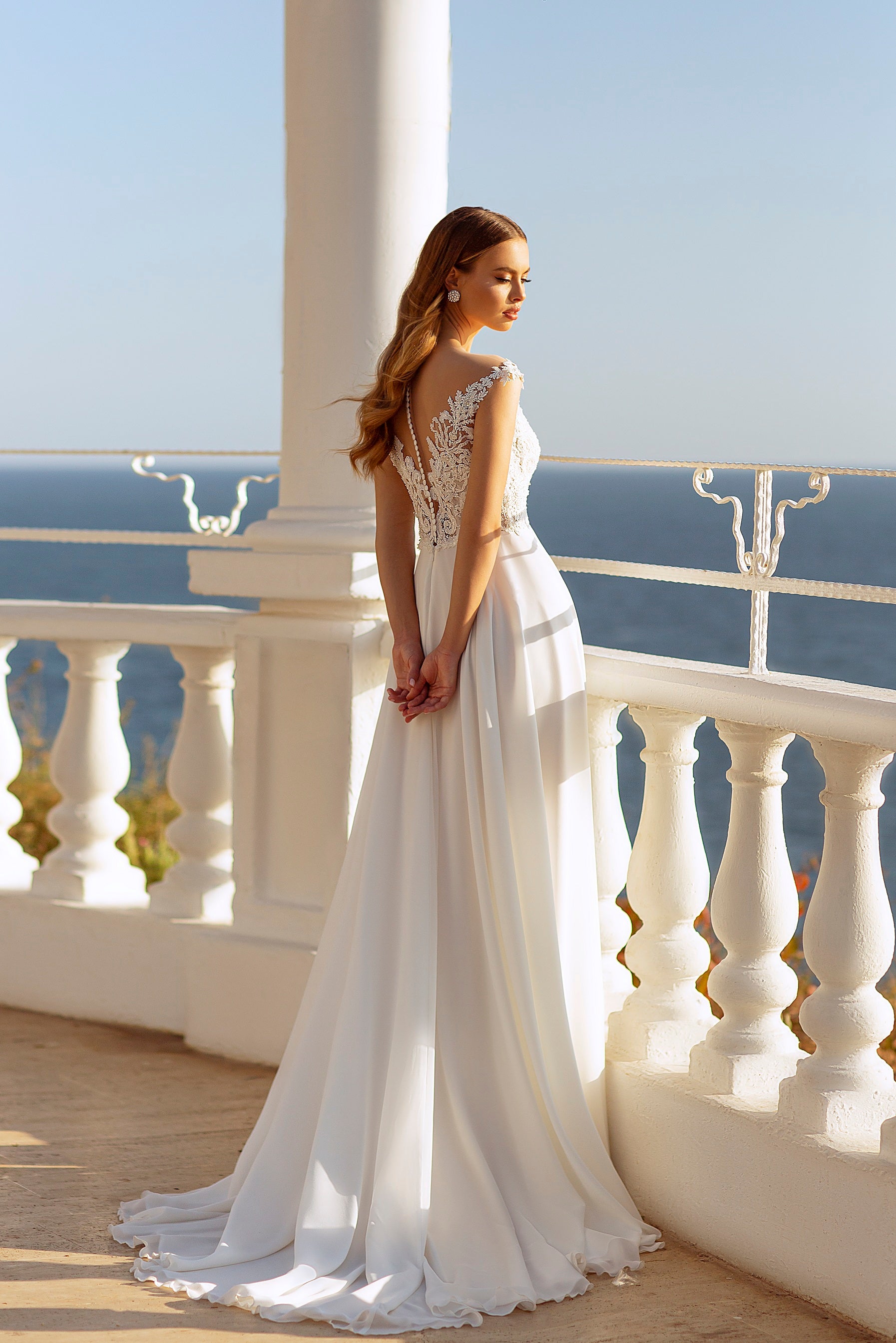 Robe de mariée mousseline Lady Di Bride 708 – Dentelle florale, jupe fendue et décolleté en cœur