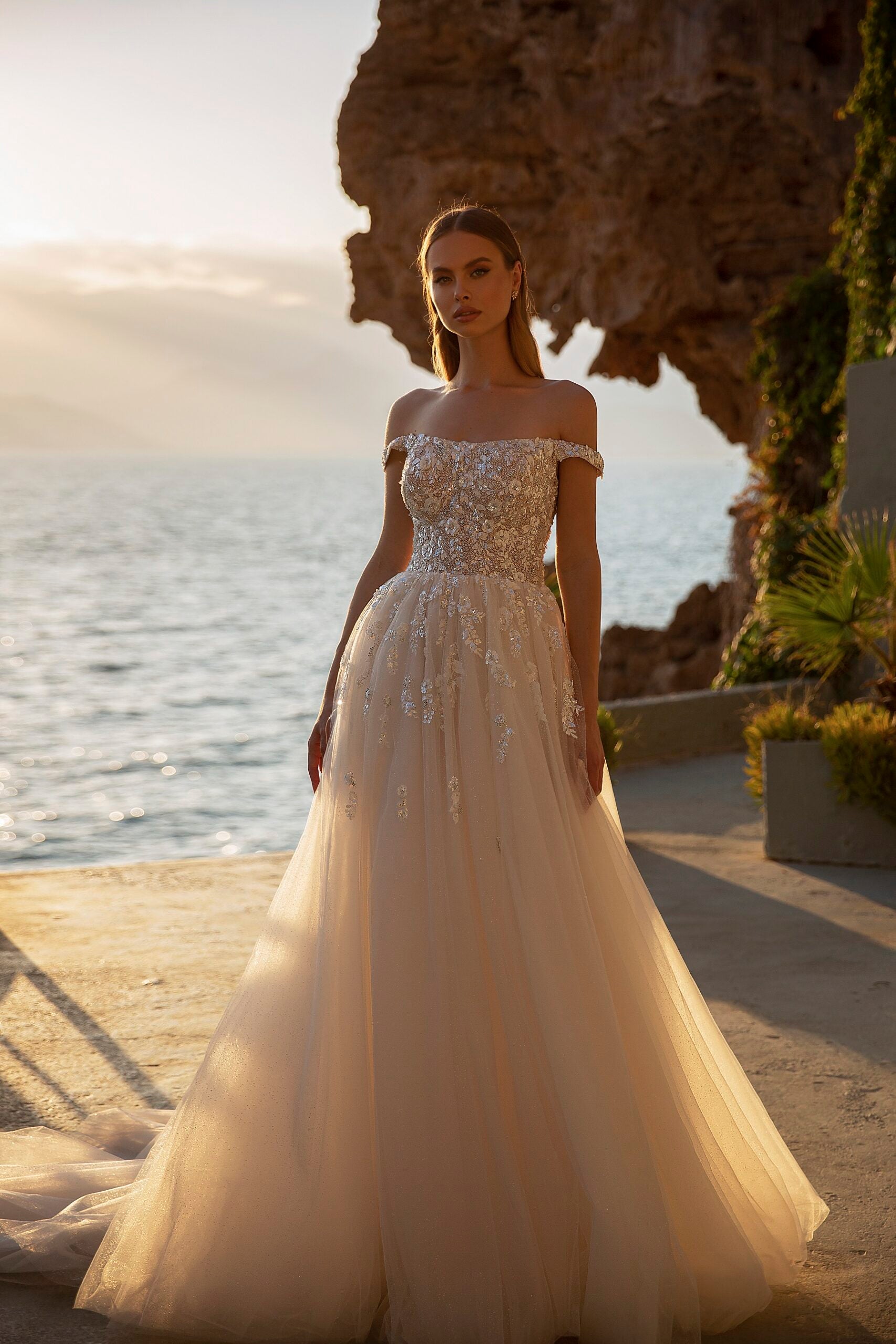 Robe de mariée princesse bustier droit avec épaules tombantes et jupe fluide – Modèle 710