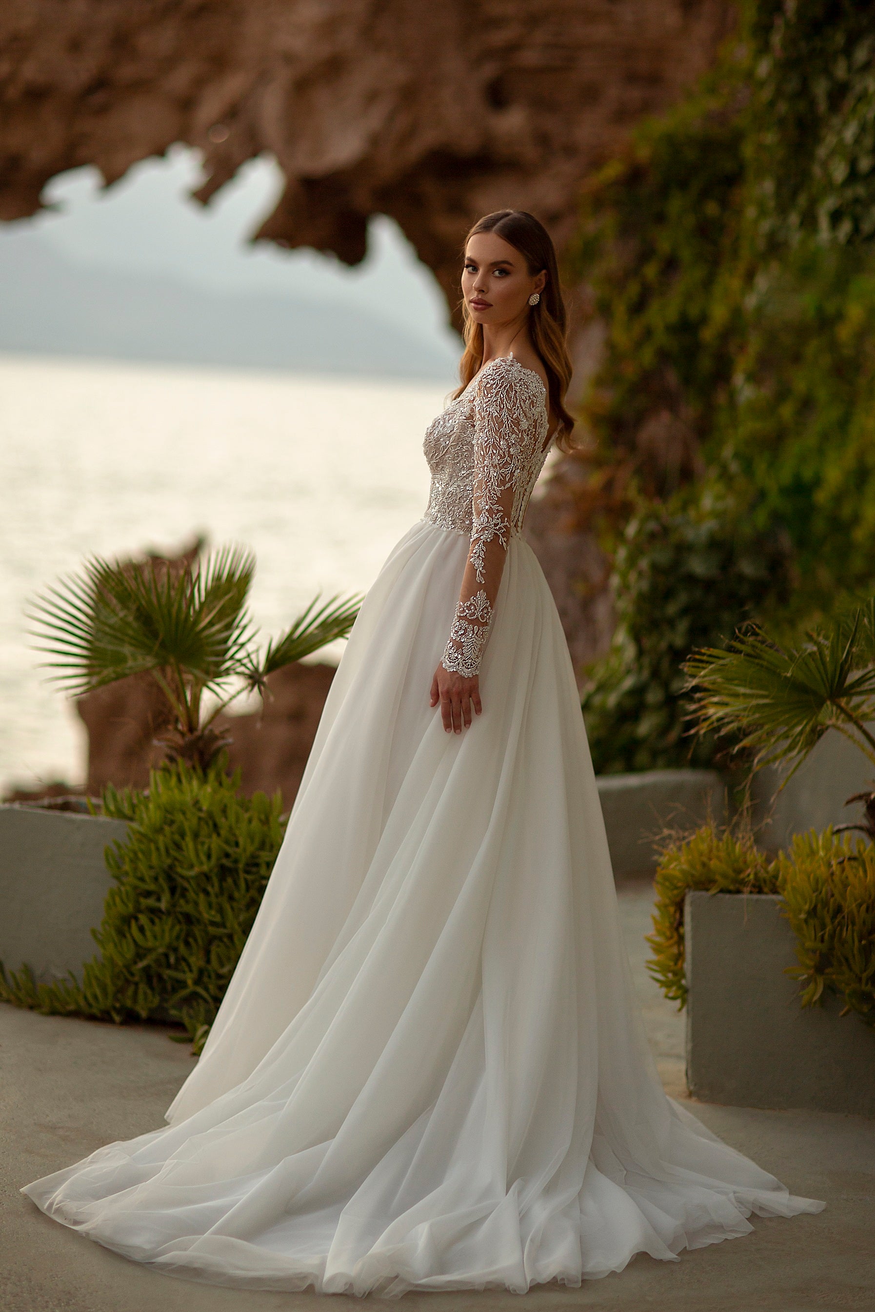 Robe de mariée princesse manches longues en dentelle et jupe tulle fluide – Modèle 713