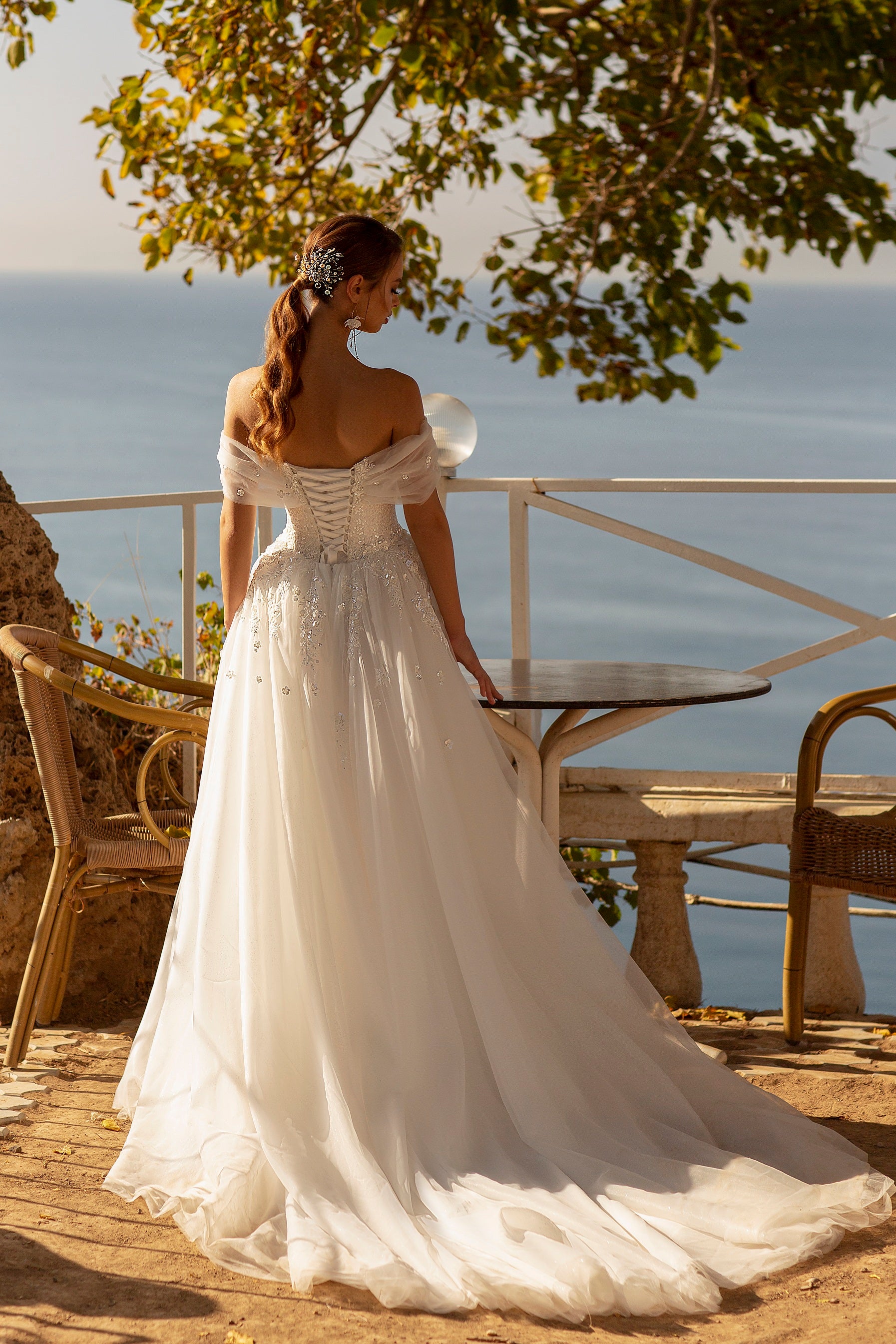 Robe de mariée col bateau tulle brillant avec manches tombantes– Modèle 717