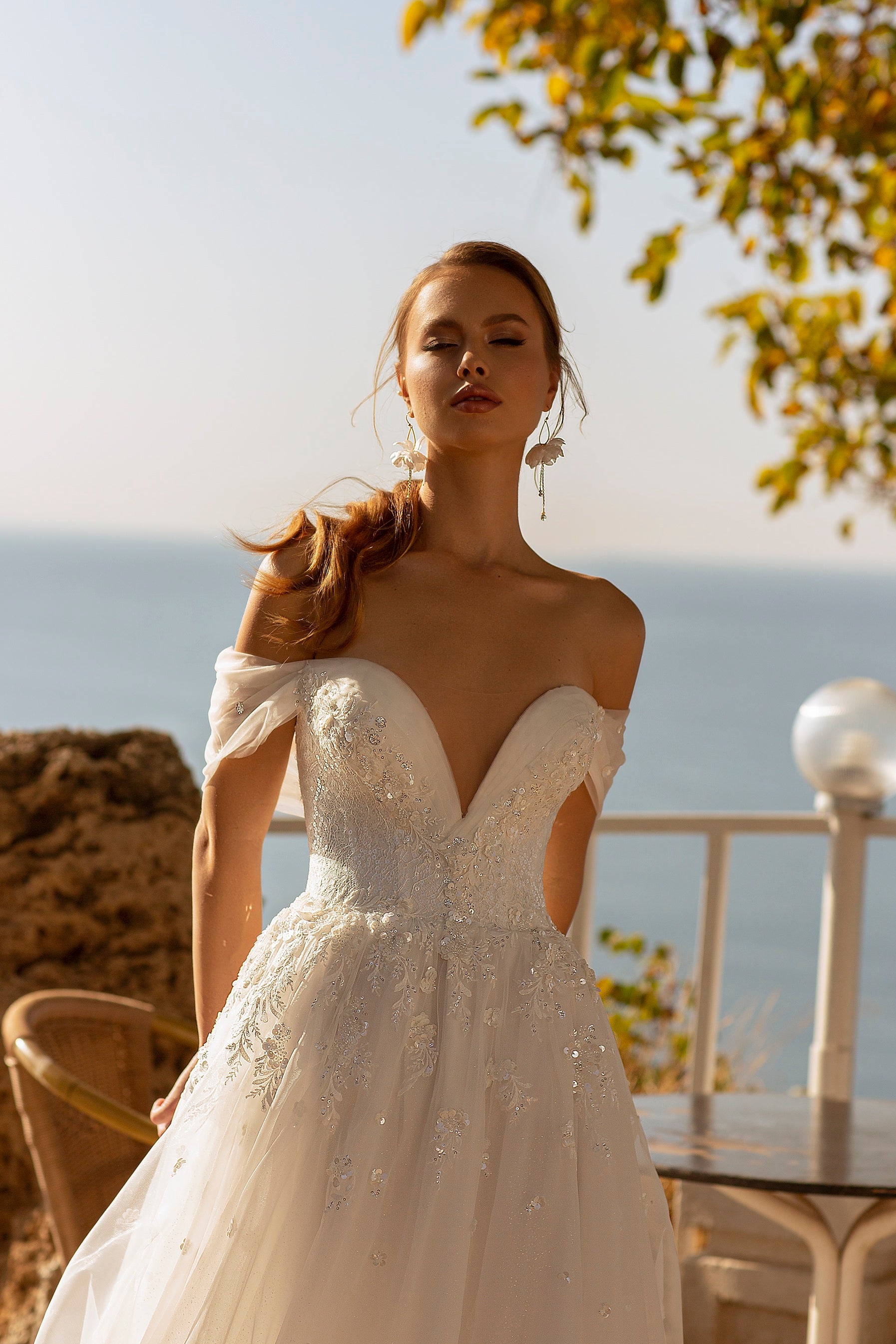 Robe de mariée col bateau tulle brillant avec manches tombantes– Modèle 717