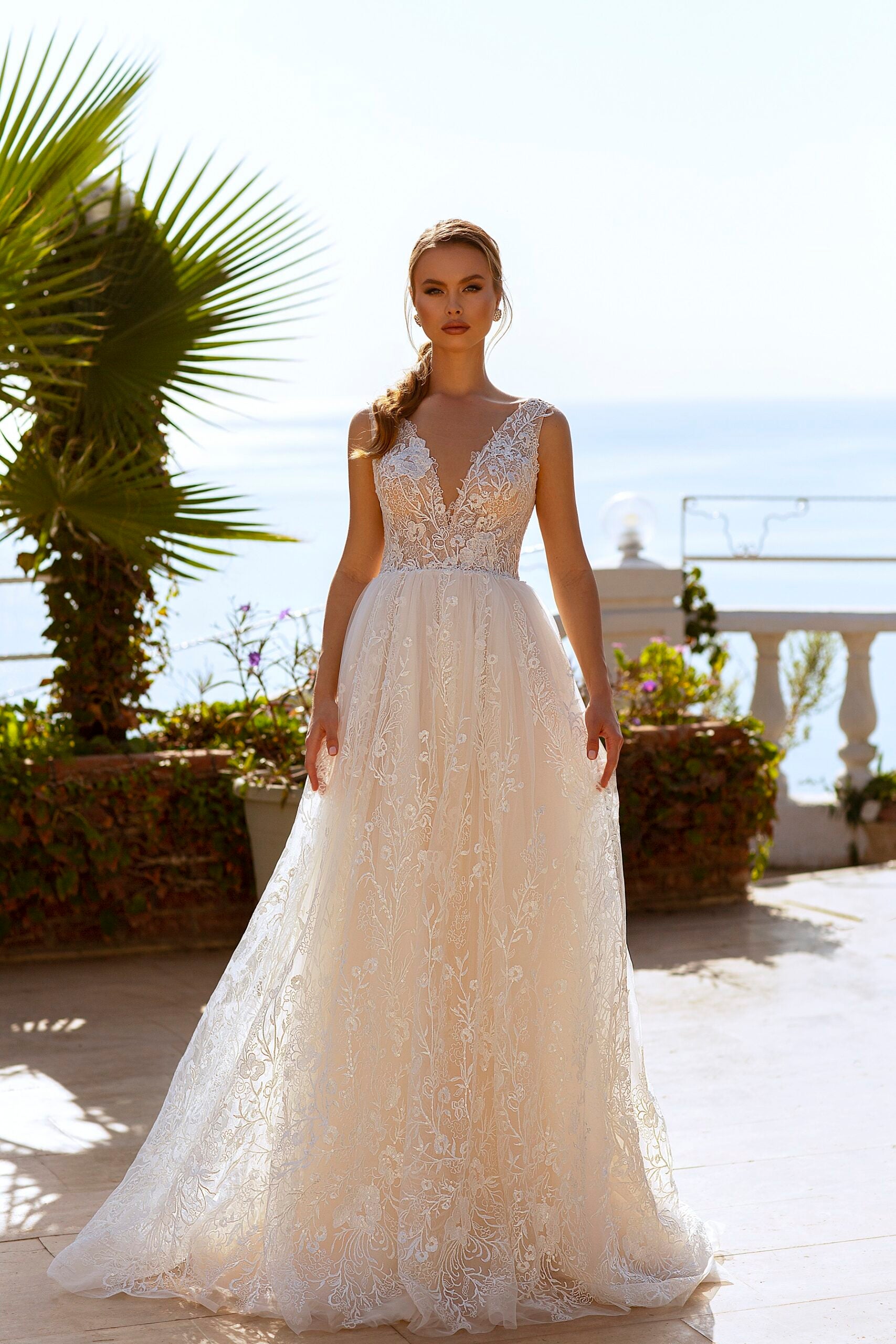 Robe de mariée A-line décolleté en V avec dentelle florale – Modèle 718
