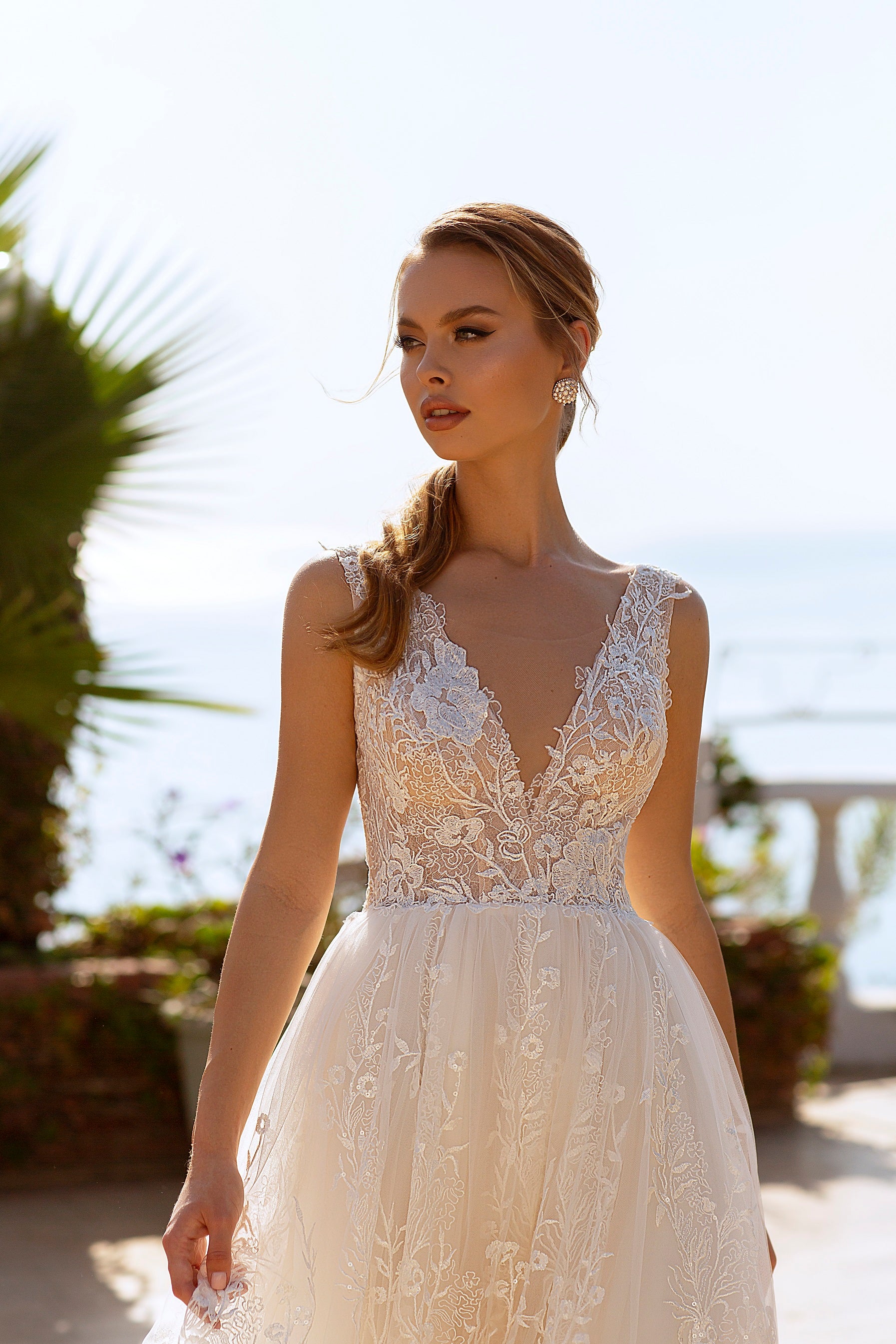 Robe de mariée A-line décolleté en V avec dentelle florale – Modèle 718