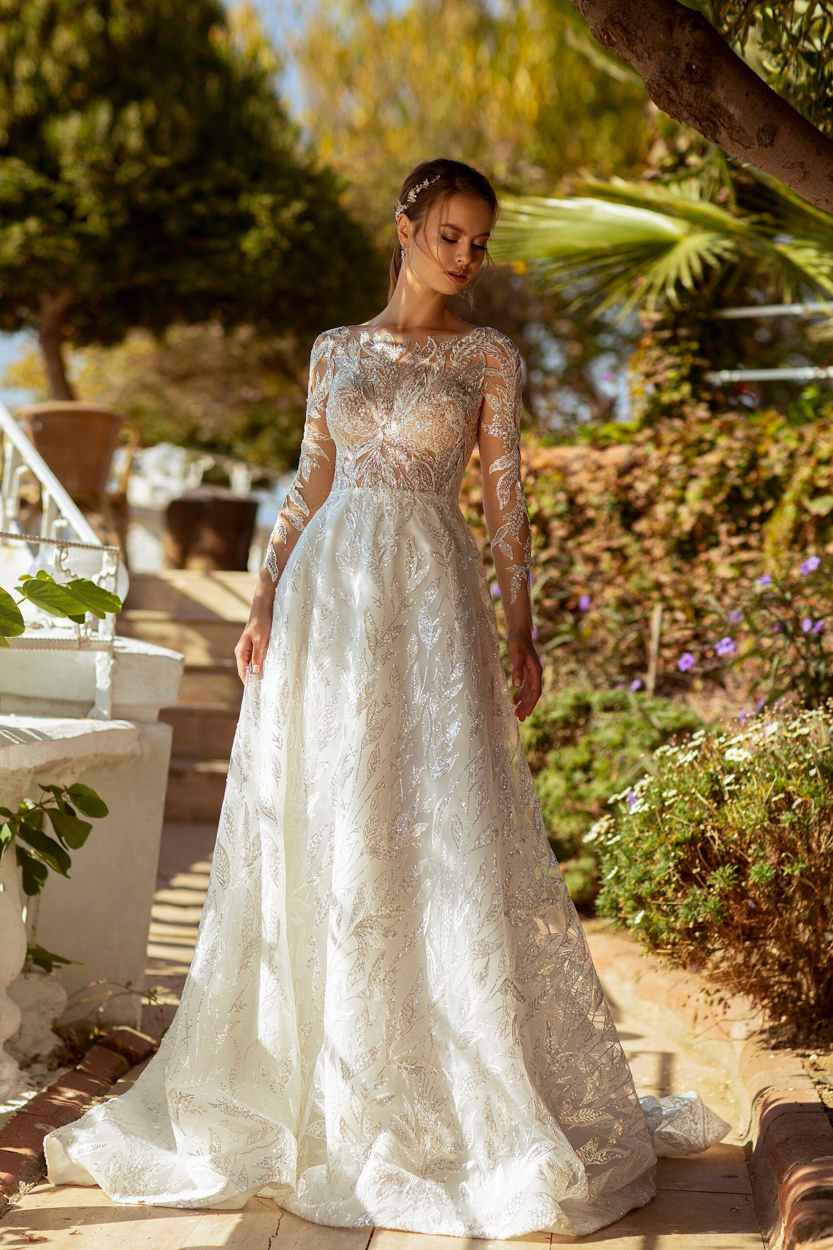 Robe de mariée A-line avec décolleté illusion et manches longues, dentelle brillante – Modèle 720