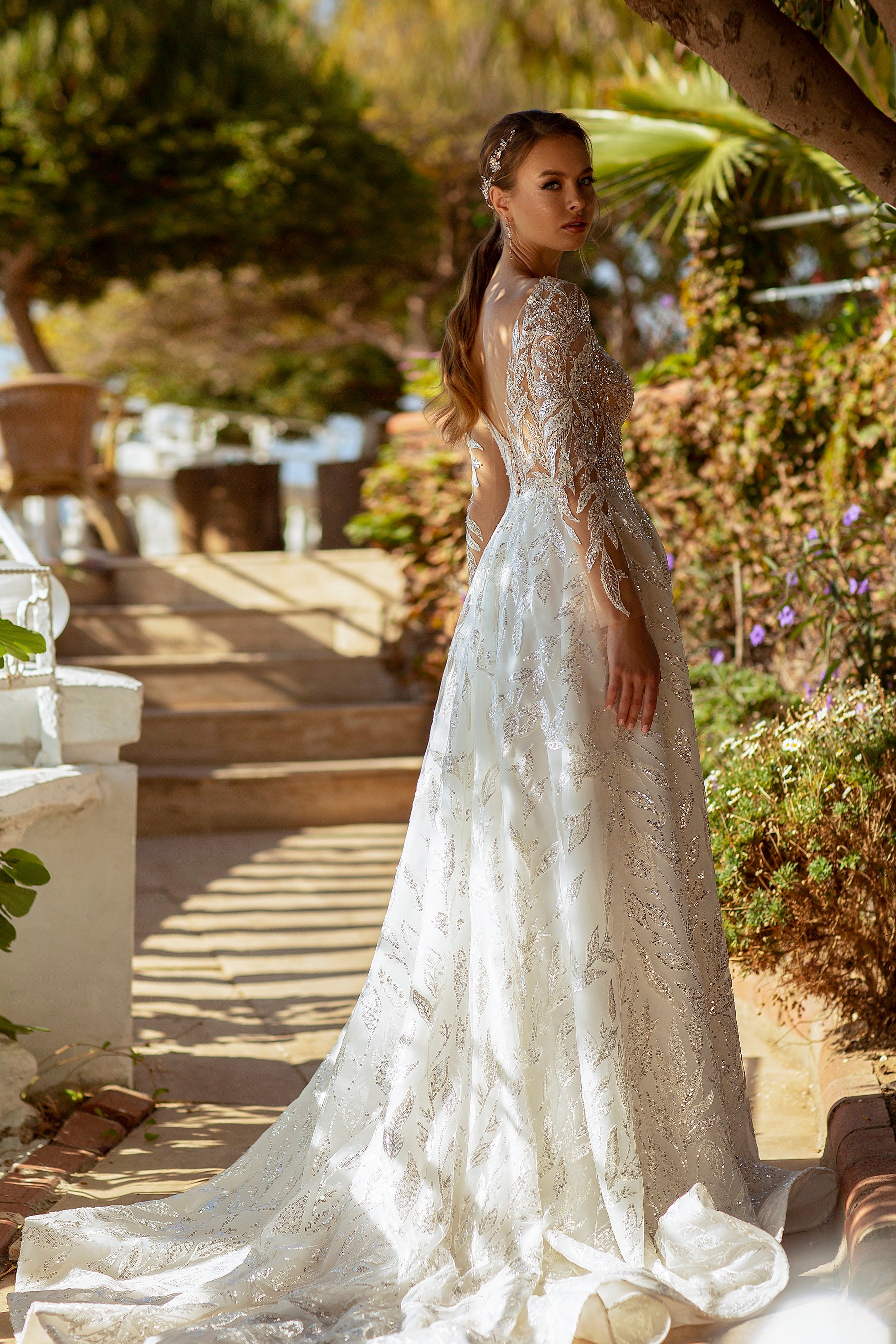 Robe de mariée A-line avec décolleté illusion et manches longues, dentelle brillante – Modèle 720
