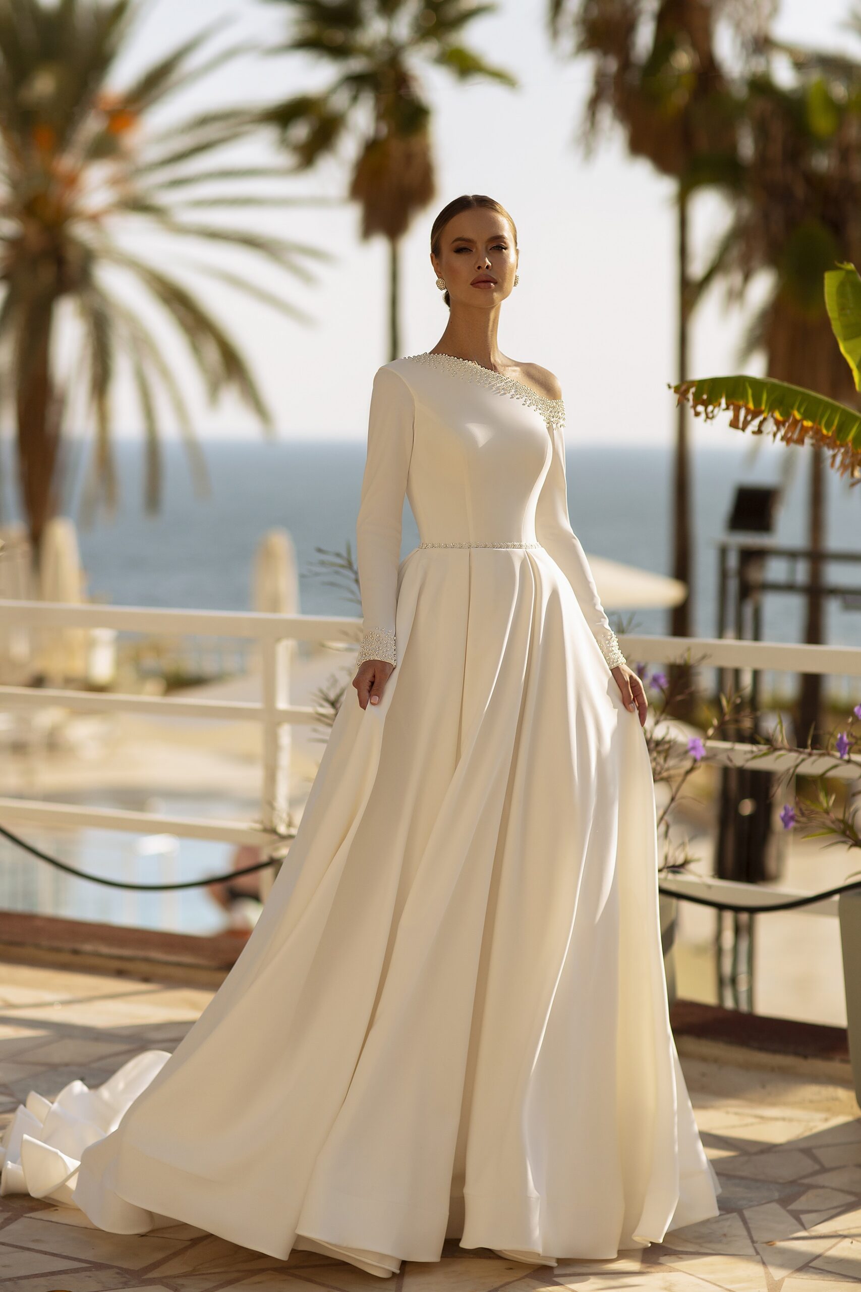 Robe de mariée princesse en crêpe minimaliste à manches longues asymétrique et perle – Modèle 726