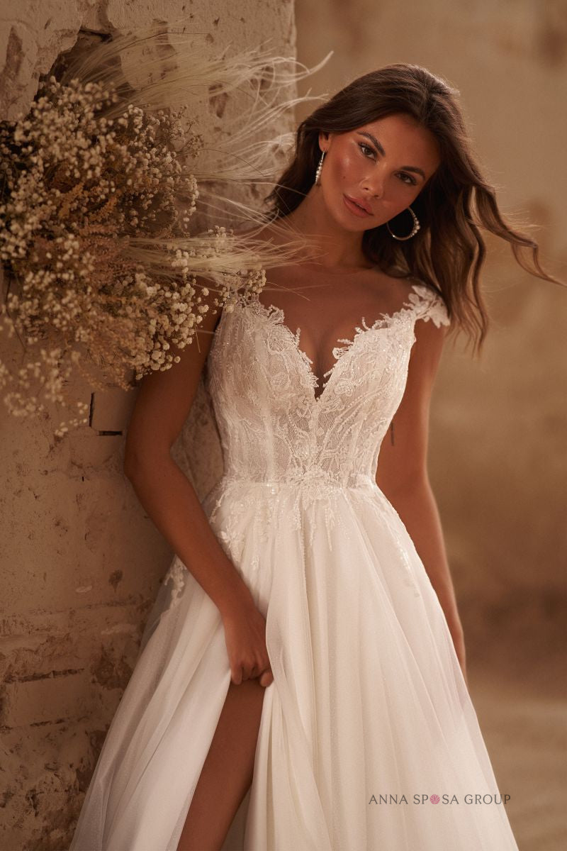 Robe de mariée Yunette – Robe fluide à corsage brodé et fente élégante