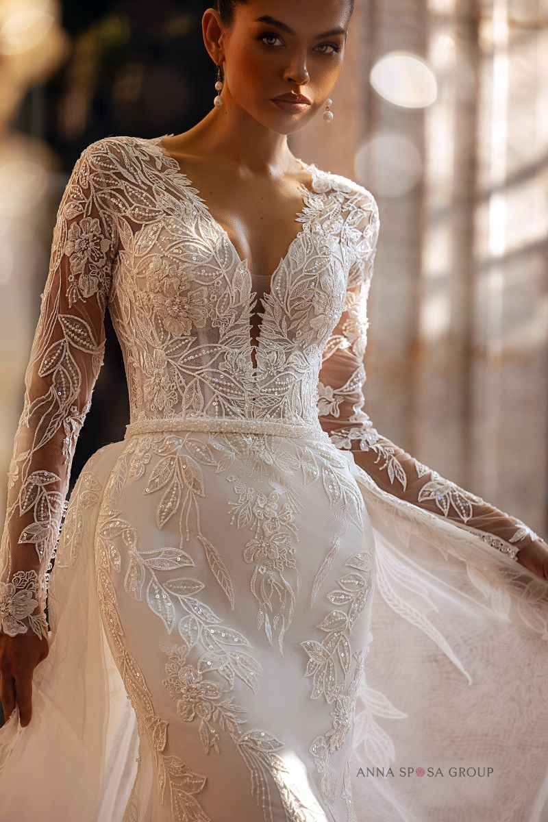 Anna Sposa Zinel Brautkleid – Elfenbeinfarbenes Meerjungfrauenkleid aus floraler Spitze mit langen Ärmeln und abnehmbarer Schleppe