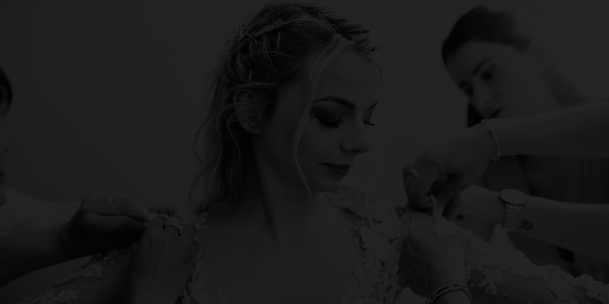 Essayage d’une robe de mariée sur mesure avec retouches par l’équipe Autour du Mariage