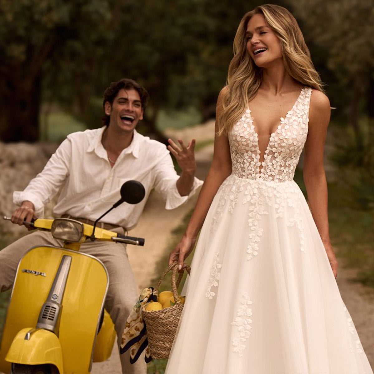 Robe de mariée coupe A-line avec décolleté plongeant en dentelle florale, modèle Elizia
