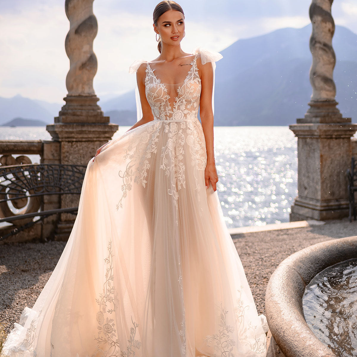 Robe de mariée princesse avec haut transparent brodé et jupe évasée, modèle Atlet.