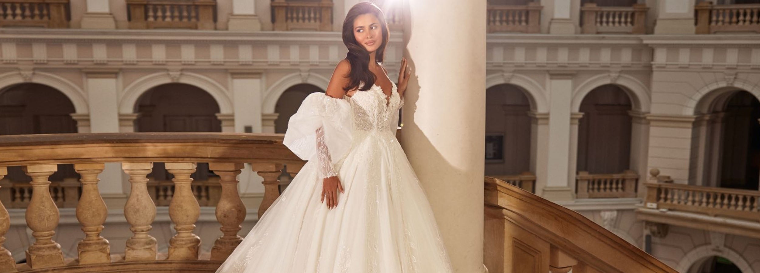 Robe de mariée princesse en dentelle avec épaules dénudées et longue traîne, style élégant et romantique pour mariage de luxe