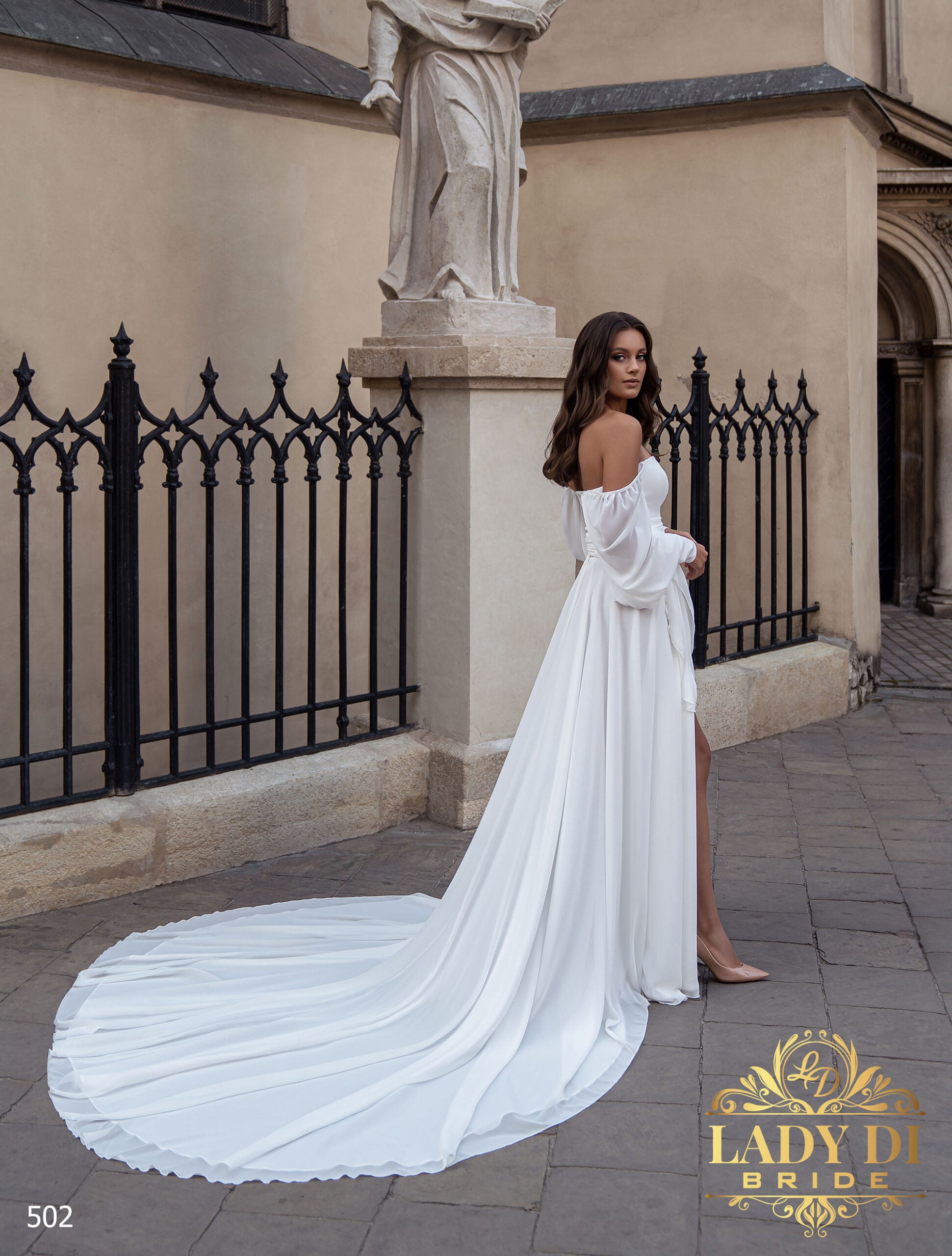 Robe de mariée fluide à fente et manches bouffantes – Modèle 502 Lady Di Bride
