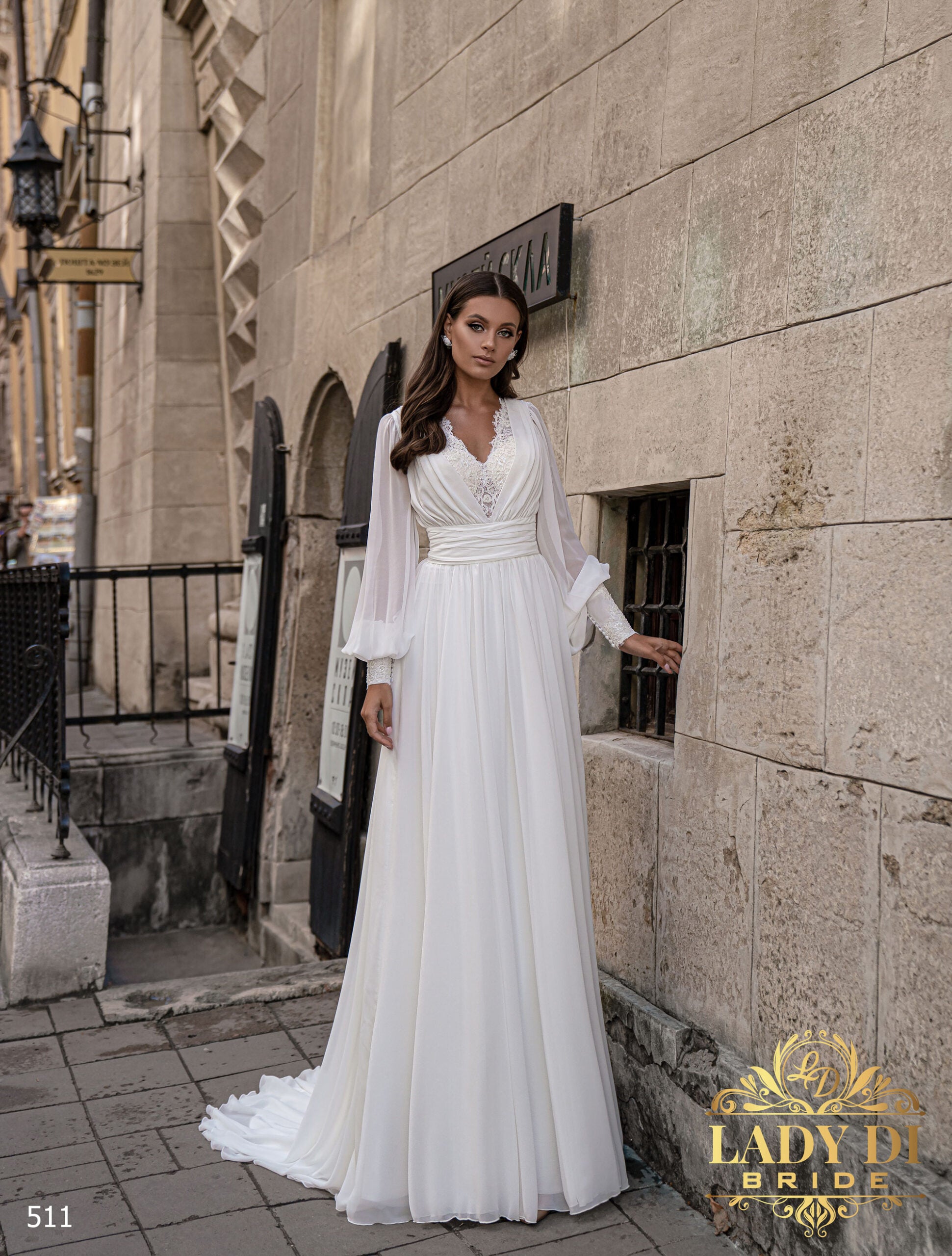 Robe de mariée bohème fourreau, manteau amovible manches longues – Lady Di 511 sur mesure